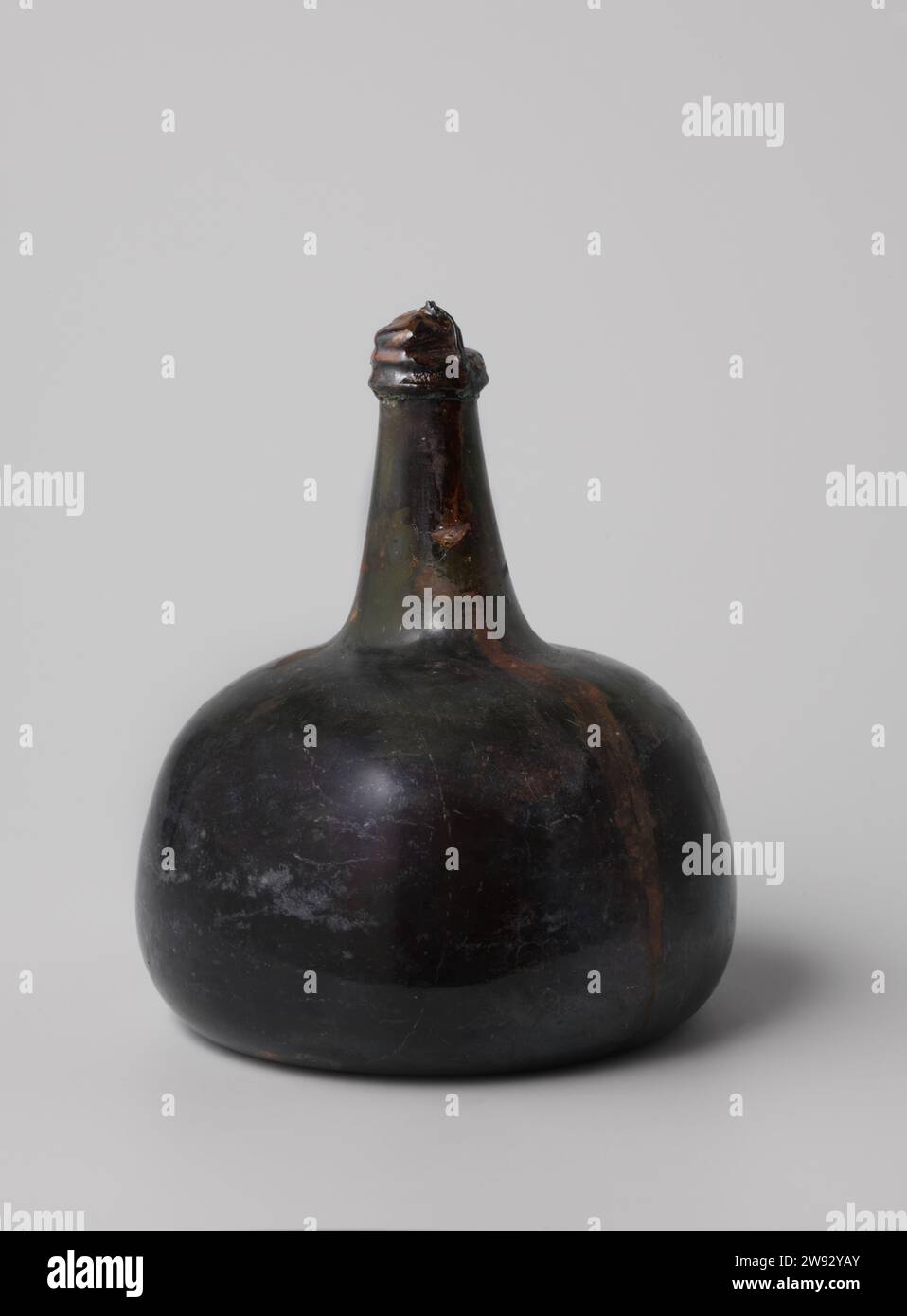 Bottiglia di vino con vino proveniente dal relitto del t Vliegend Hart, Anonimo, c. 1700 - c. 1735 vino la bottiglia di vino verde a forma di gaveuef è completamente riempita di vino. Il flacone è chiuso con un sughero, un filo di rame e una vernice. vetro. sughero (corteccia). vernice (rivestimento). stampaggio a soffiatura di vino Foto Stock