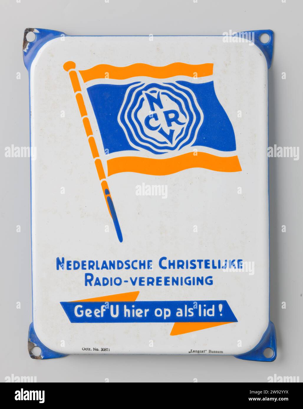 Comitato pubblicitario della Dutch Christian radio Association (NCRV), NCRV, 1924 - 1994 piastra rettangolare, con angoli arrotondati intorno al lato dell'immagine. Su uno sfondo bianco è presente una bandiera arancione e blu. L'emblema è un esagono con angoli arrotondati e le lettere N / C / V. sotto un'iscrizione in blu e un'iscrizione in bianco su una banda blu con angoli arancioni. La piastra ha un bordo rialzato blu e angoli con fori (per viti). Il lato negativo è il nero. Bussum metal Paesi Bassi Foto Stock