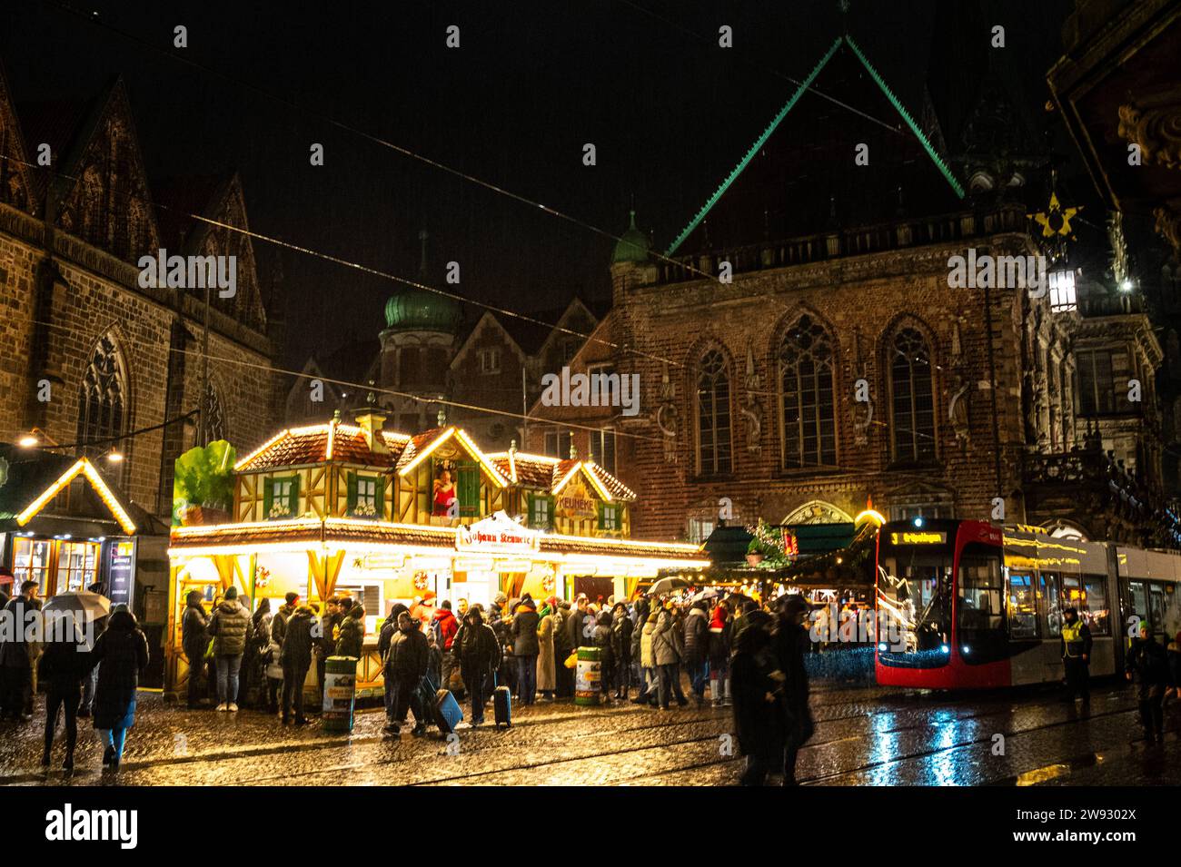 Weihnachtsmarkt Brema, im Regen, Rathaus, Dom, Roland 23.12.2023, Brema Mitte Freie Hansestadt Brema Deutschland *** Mercatino di Natale Brema, sotto la pioggia, municipio, cattedrale, Roland 23 12 2023, Brema Mitte città anseatica libera di Brema Germania HB Weihnachtsmarkt 23.12.23 LR-9899 Foto Stock