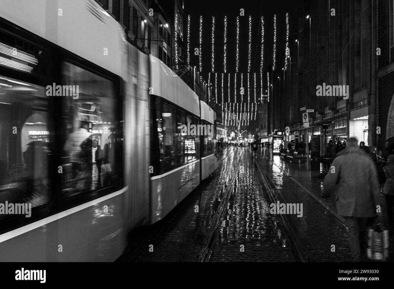 Weihnachtsmarkt Brema, Obernstraße, im Regen, mit Straßenbahn, abends 23.12.2023, Illuminiert, schwarz Weiß Brema Mitte Freie Hansestadt Brema Deutschland *** Mercatino di Natale Brema, Obernstraße, sotto la pioggia, con tram, la sera 23 12 2023, illuminato, centro di Brema bianco e nero libera città anseatica di Brema Germania HB Weihnachtsmarkt 23.12.23 LR-9909 Foto Stock