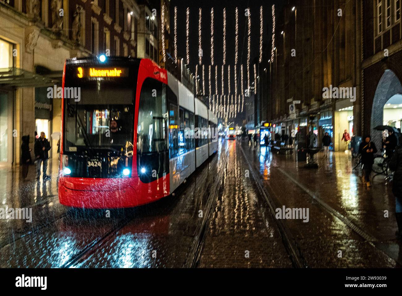 Weihnachtsmarkt Brema, Obernstraße, im Regen, mit Straßenbahn, abends 23.12.2023, illuminiert Brema Mitte Freie Hansestadt Brema Deutschland *** Mercatino di Natale Brema, Obernstraße, sotto la pioggia, con tram, la sera 23 12 2023, centro illuminato di Brema città anseatica libera di Brema Germania HB Weihnachtsmarkt 23.12.23 LR-9906 Foto Stock