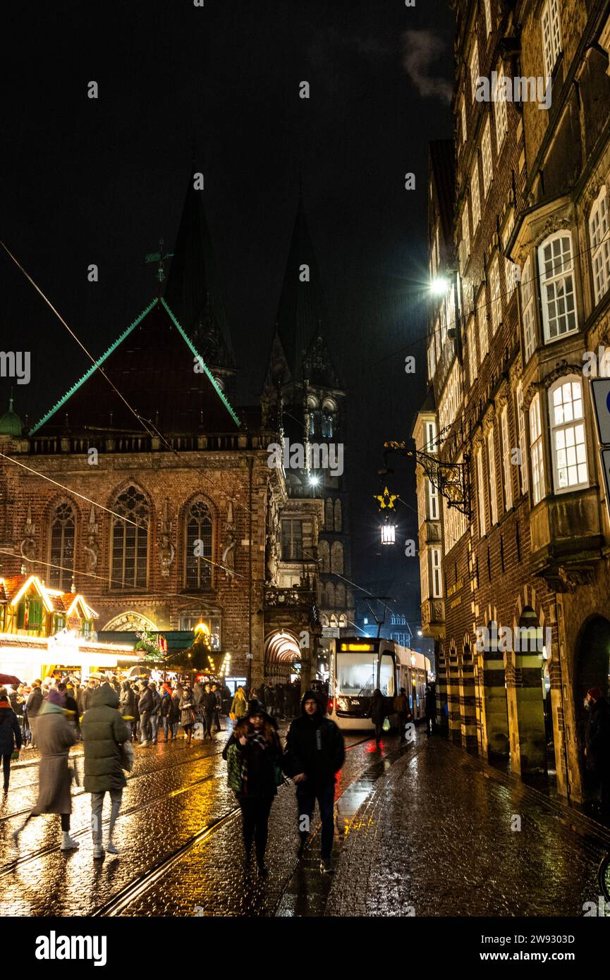 Weihnachtsmarkt Brema, Blick zum Rathaus, im Regen, mit Straßenbahn, abends 23.12.2023, illuminiert Brema Mitte Freie Hansestadt Brema Deutschland *** Mercatino di Natale Brema, vista del municipio, sotto la pioggia, con tram, la sera 23 12 2023, centro illuminato di Brema città anseatica libera di Brema Germania HB Weihnachtsmarkt 23.12.23 LR-9913 Foto Stock