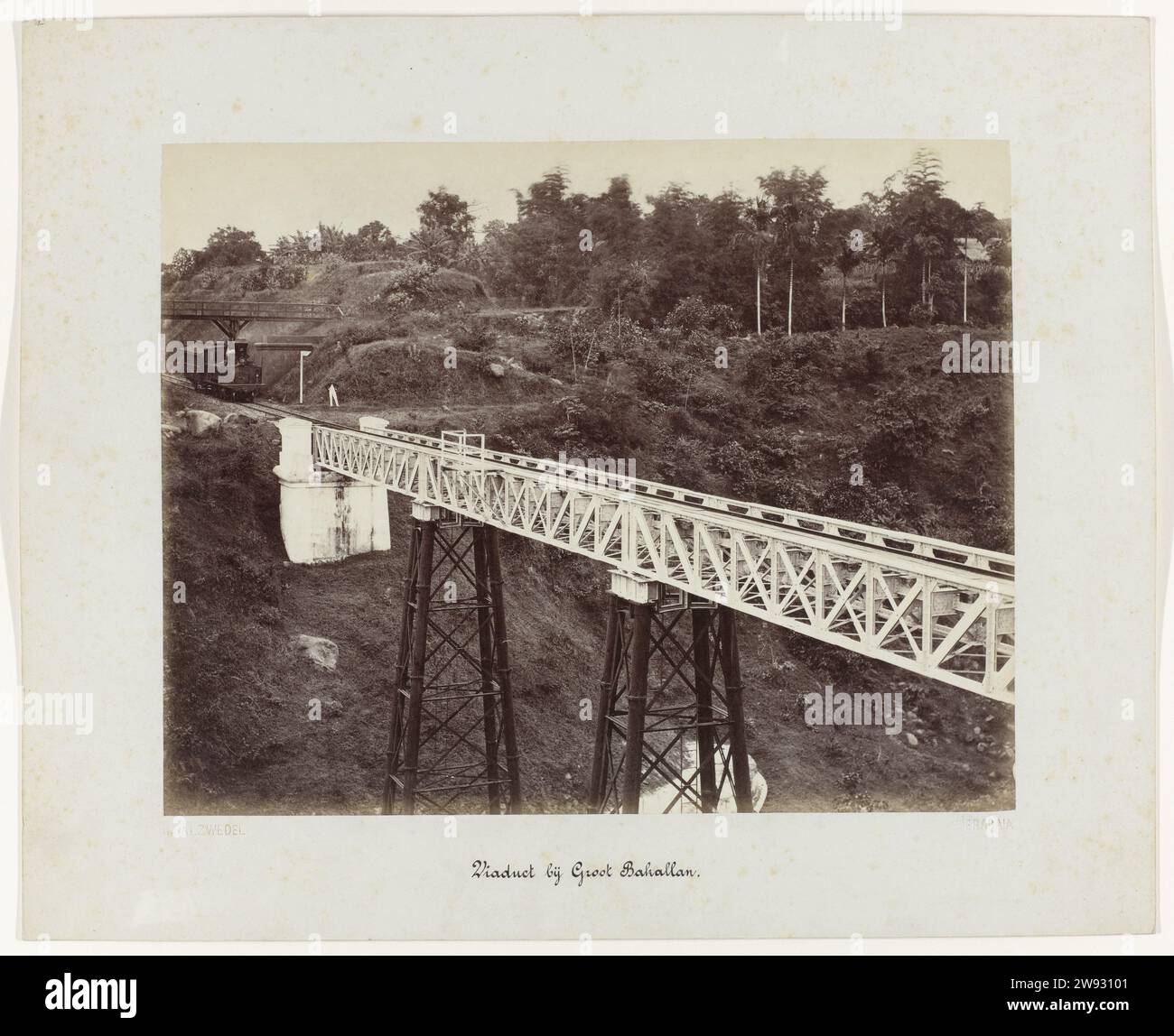Viadotto a Groot Bakallan, Herman Salzwedel, 1880 - 1888 fotografa il viadotto o il ponte ferroviario a Groot Bakallan. Un treno sta aspettando il ponte. Parte di un gruppo di 62 foto in una scatola con l'iscrizione "Staatsspoorwegen on Java" del 1888. Surabaya Photographic Support albumen print Java Foto Stock