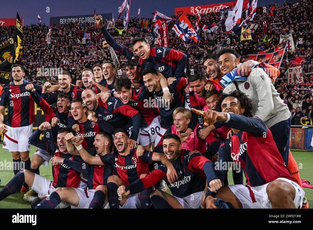 Bologna, 23.12.23: Bologna festeggia dopo la partita di serie A tra Bologna FC e Atalanta BC allo Stadio Dall'Ara di Bologna, Italia Soccer (Cristiano Mazzi/SPP) crediti: SPP Sport Press Photo. /Alamy Live News Foto Stock
