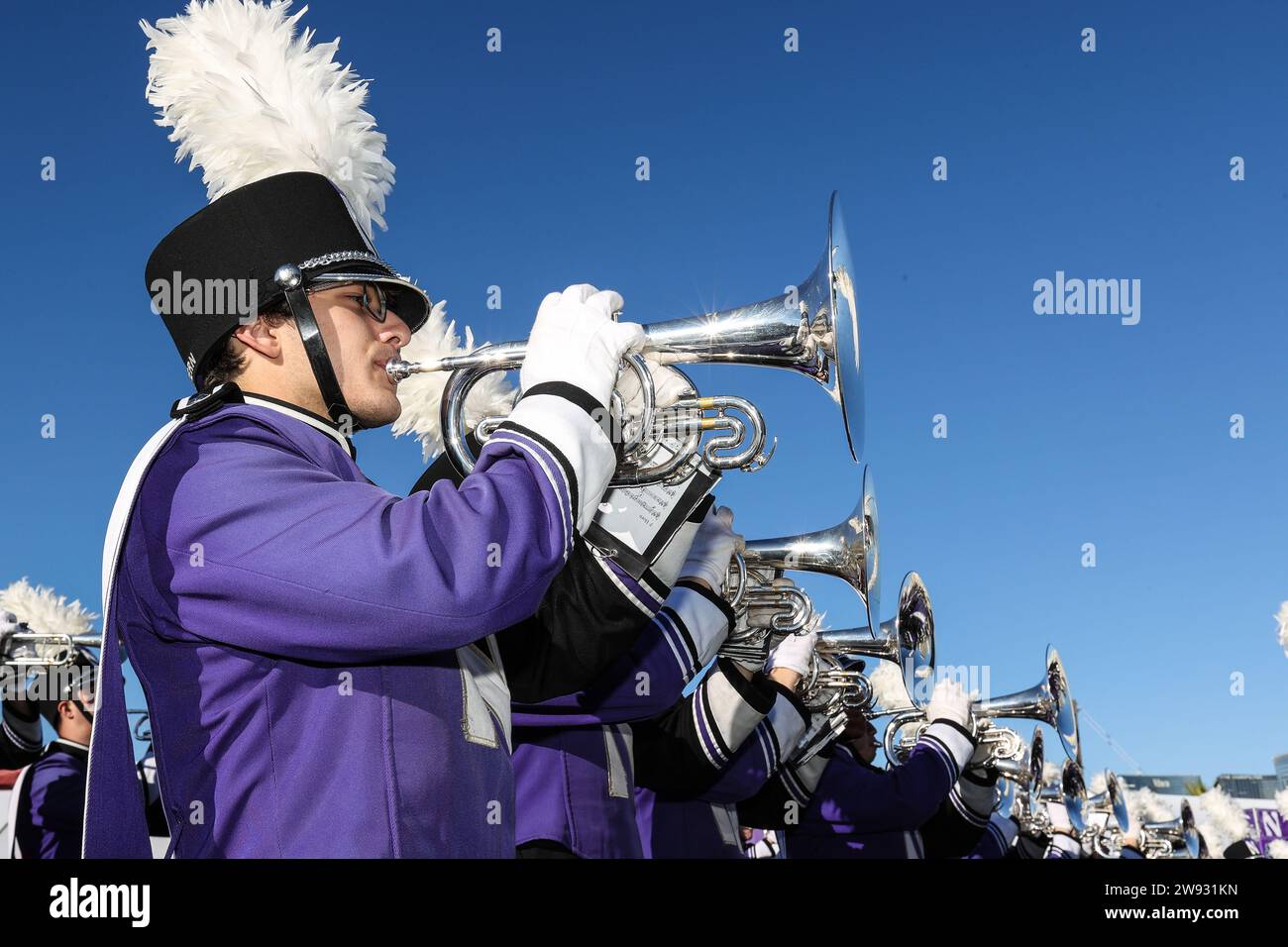 Las Vegas, Nevada, USA. 23 dicembre 2023. Un membro della banda di marcia Northwestern Wildcats si esibisce all'interno della zona del fan fest prima dell'inizio dell'SRS Distribution Las Vegas Bowl con gli Utah Utes e i Northwestern Wildcats all'Allegiant Stadium di Las Vegas, Nevada. Christopher Trim/CSM/Alamy Live News Foto Stock