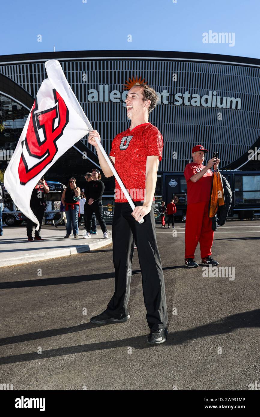 Las Vegas, Nevada, USA. 23 dicembre 2023. Un membro della squadra di bandiera degli Utah Utes si esibisce all'interno della zona del fan Fest prima dell'inizio dell'SRS Distribution Las Vegas Bowl con gli Utah Utes e i Northwestern Wildcats all'Allegiant Stadium di Las Vegas, Nevada. Christopher Trim/CSM/Alamy Live News Foto Stock