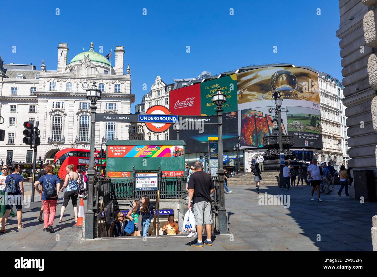 Londra Piccadilly Circus caldo il giorno del 2023 settembre, cielo blu, ingresso alla stazione della metropolitana di Londra, scena urbana delle strade, Londra, Inghilterra, Regno Unito Foto Stock