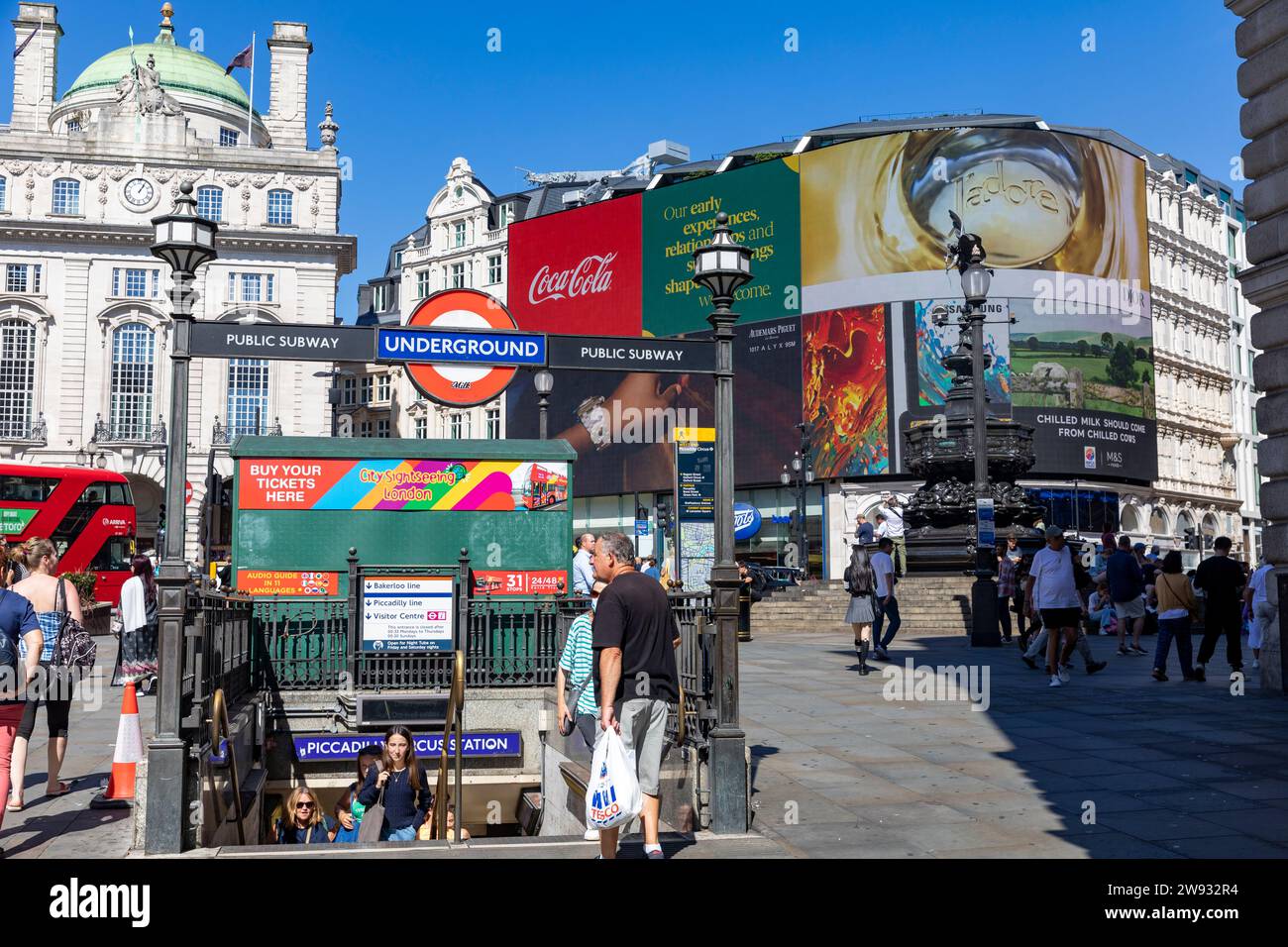 Londra Piccadilly Circus caldo il giorno del 2023 settembre, cielo blu, ingresso alla stazione della metropolitana di Londra, scena urbana delle strade, Londra, Inghilterra, Regno Unito Foto Stock