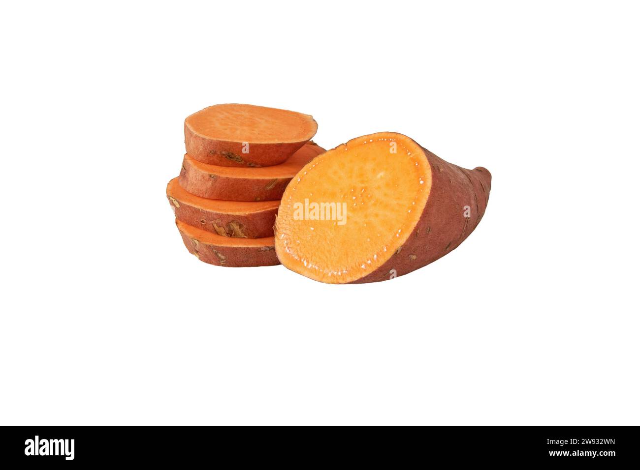 Boniato o patate dolci a fette con buccia rossa e polpa gialla isolata su bianco. Alimento vegetale. Foto Stock