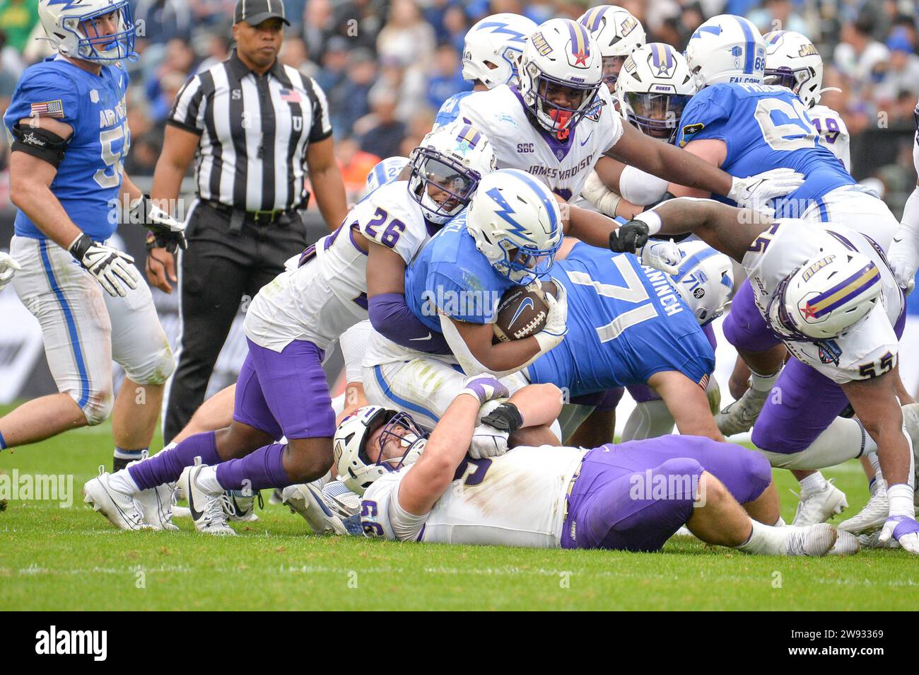 22 dicembre 2023: il fullback dei Falcons dell'Air Force Emmanuel Michel (4) viene affrontato dal cornerback James Madison Dukes Devyn Coles (26) e dal defensive lineman James Madison Dukes James Carpenter (99) durante la partita del Lockheed Martin Armed Forces Bowl tra i James Madison University Dukes e l'Air Force Academy Falcons ad Amon G. Carter Fort Worth, Texas. L'Air Force guida il primo tempo contro James Madison, 21 a 7. Patrick Green/CSM Foto Stock