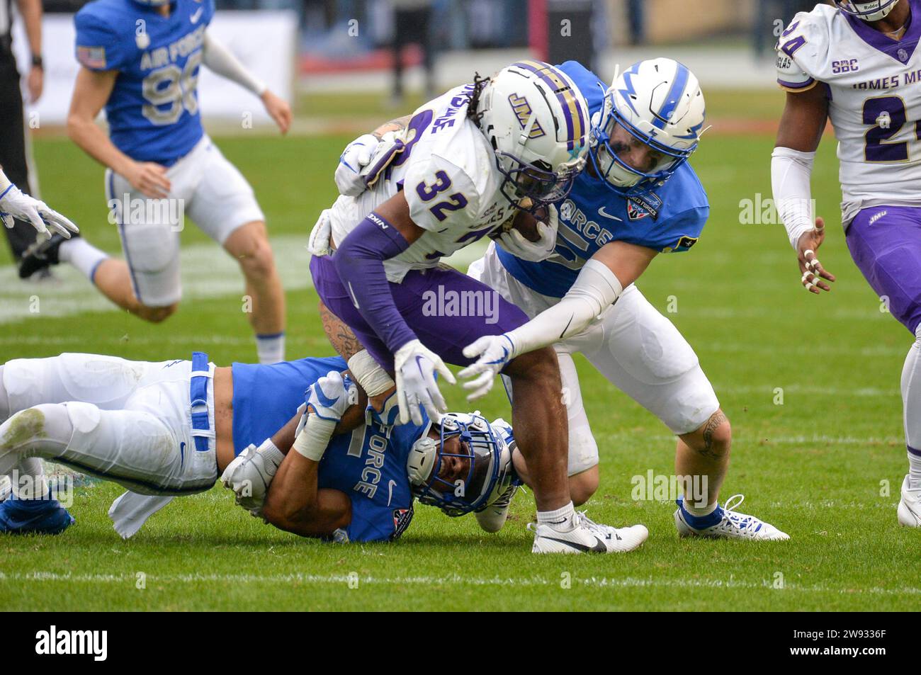 22 dicembre 2023: Il running back James Madison Dukes Kalin Jean (32) viene affrontato dalla difesa dell'Air Force Falcons durante la partita del Lockheed Martin Armed Forces Bowl tra i James Madison University Dukes e l'Air Force Academy Falcons all'Amon G. Carter Stadium di Fort Worth, Texas. L'Air Force guida il primo tempo contro James Madison, 21 a 7. Patrick Green/CSM Foto Stock