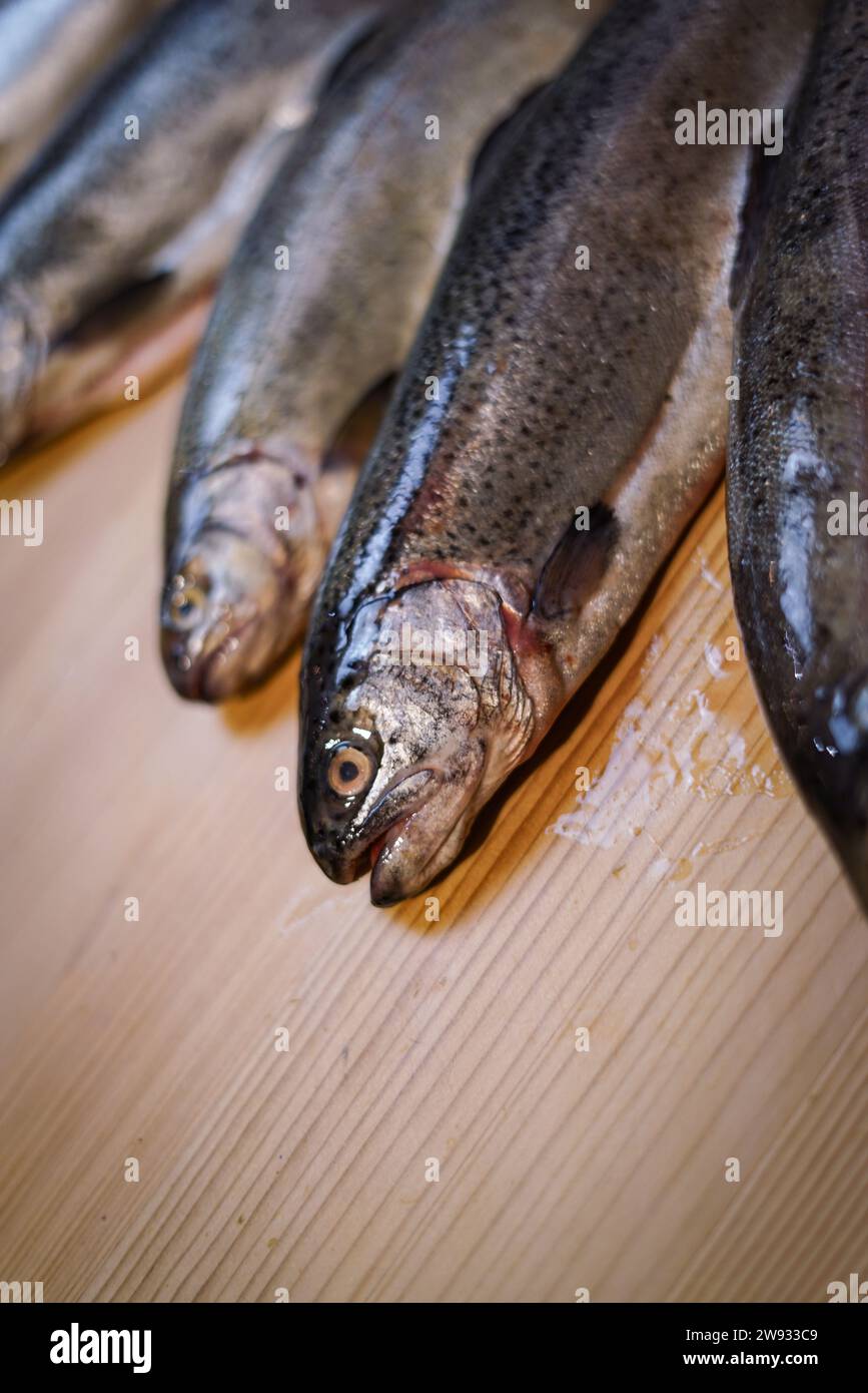 Trote fresche sul tavolo di legno. Foto Stock