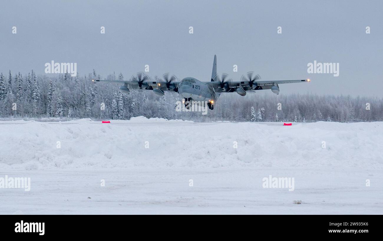 Un Marine Corps KC-130J Super Hercules assegnato al Marine Aerial Refueler Transport Squadron (VMGR) 153 della Marine Corps Air Station Kaneohe Bay, Hawaii, conduce touch-and-go durante l'addestramento degli ufficiali di sicurezza della zona di atterraggio a Malemute Drop zone, Joint base Elmendorf-Richardson, Alaska, 15 dicembre 2023. Questo evento includeva i primi atterraggi invernali a Malemute DZ, con l'addestramento LZSO che insegnava al 3rd OSS Airmen e al VMGR-153 Marine Aircrew come condurre operazioni di aeroporto in ambienti austeri senza supporto come una torre di controllo del traffico aereo o luci flightline fisse. (U.S. Air Force pho Foto Stock