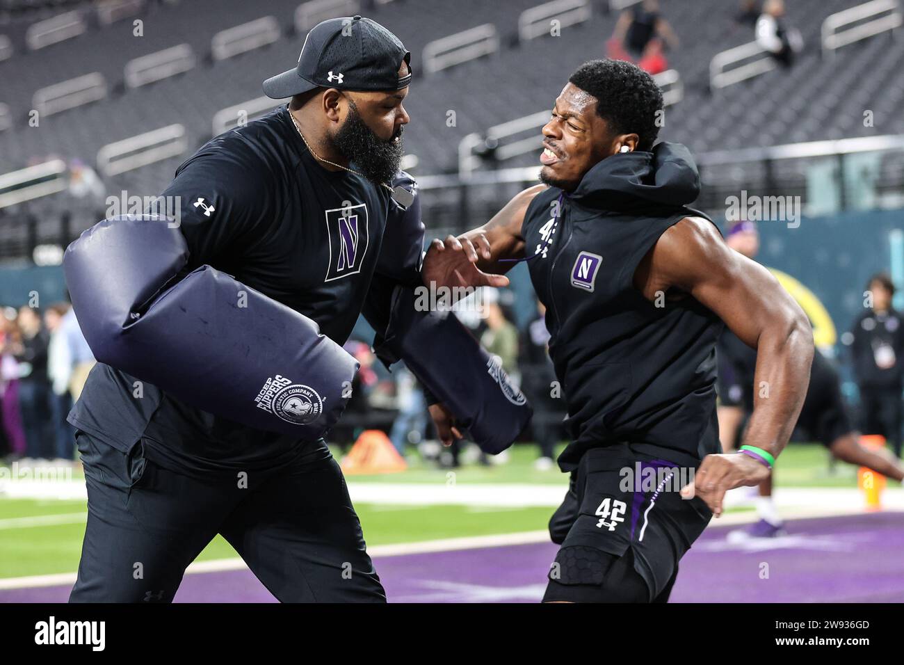 Las Vegas, Nevada, USA. 23 dicembre 2023. Il defensive lineman dei Northwestern Wildcats Anto Saka (42) si riscalda prima dell'inizio dell'SRS Distribution Las Vegas Bowl con gli Utah Utes e i Northwestern Wildcats all'Allegiant Stadium di Las Vegas, Nevada. Christopher Trim/CSM/Alamy Live News Foto Stock