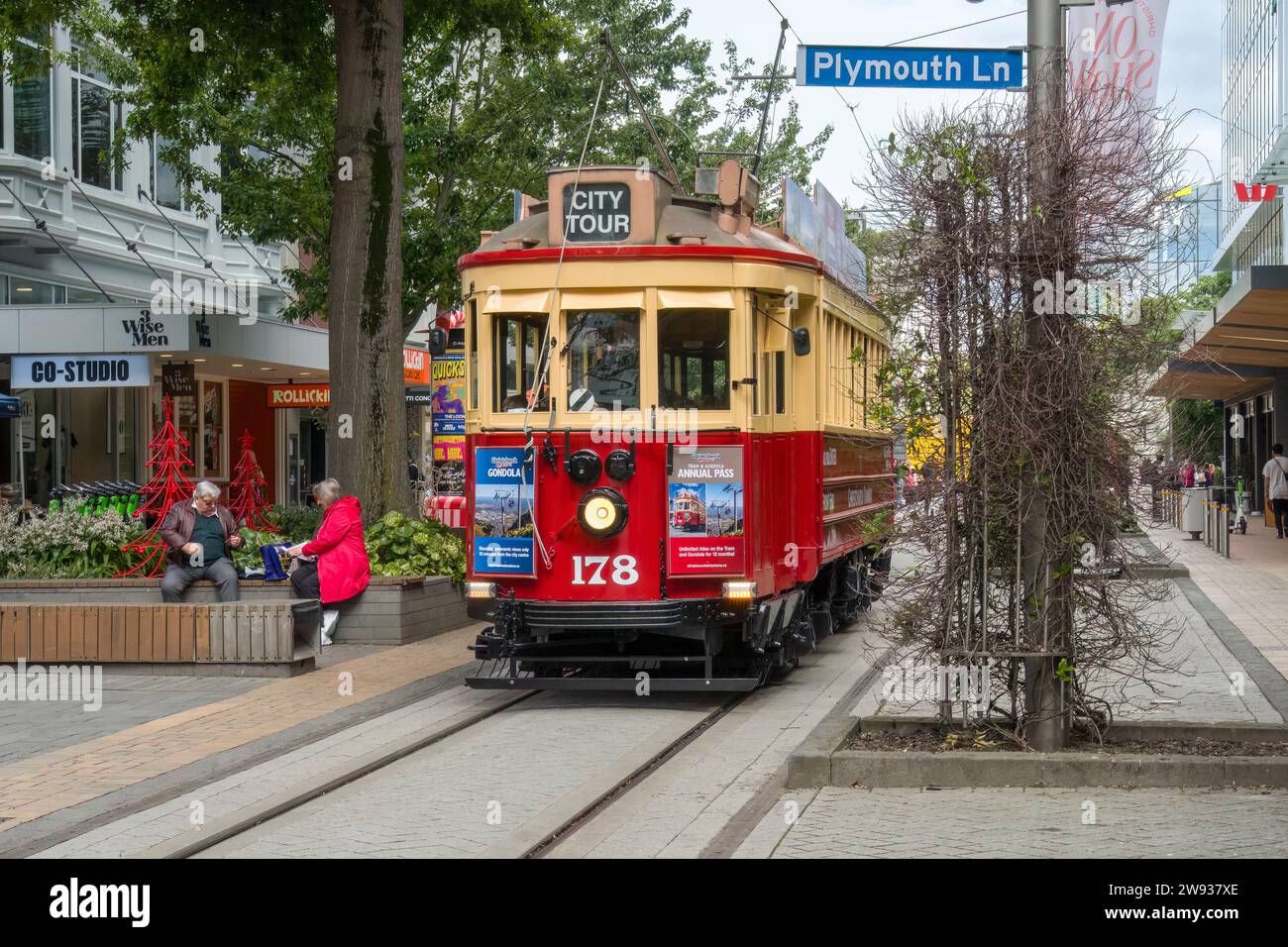 Il tram sul Cashel Street Mall a Christchurch, NZL. Foto Stock