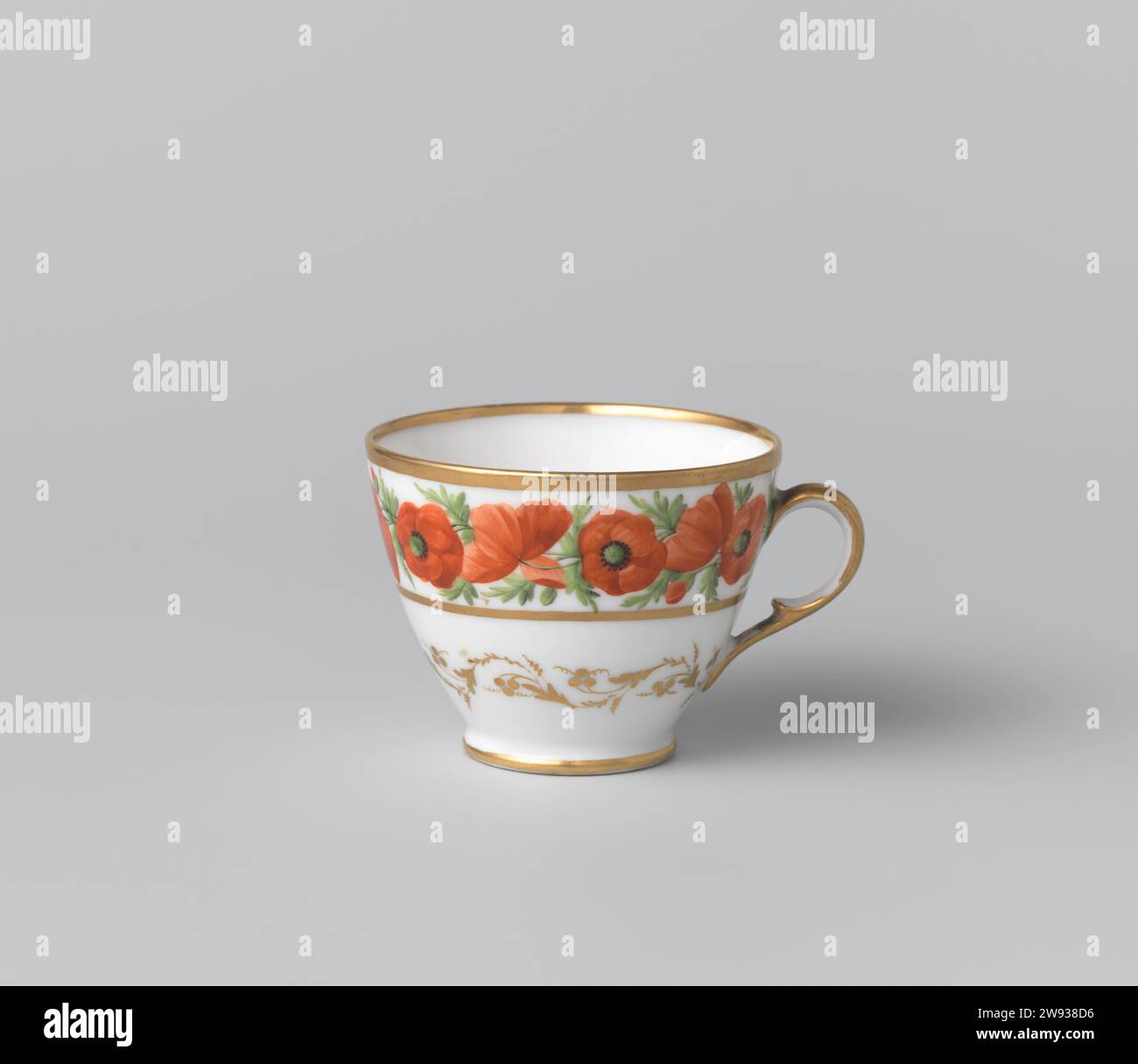 Coppa con pergamene floreali, anonimo, c. 1700 - c. 1799 testa di porcellana, verniciata sullo smalto in rosso, verde, nero e oro. La parete esterna è divisa in due pneumatici con una bevanda floreale dorata in basso e in alto un livel floreale dai papaveri. Pneumatici dorati sul piede, sul bordo e sull'orecchio. Porcellana francese. glassa. pittura oro (metallo) / doratura / vitrificazione Foto Stock