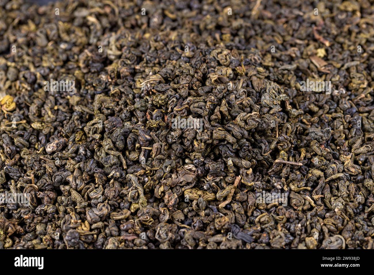 foglie di tè essiccate per preparare il tè, pronte per preparare il tè verde foglie di tè essiccate di alta qualità Foto Stock