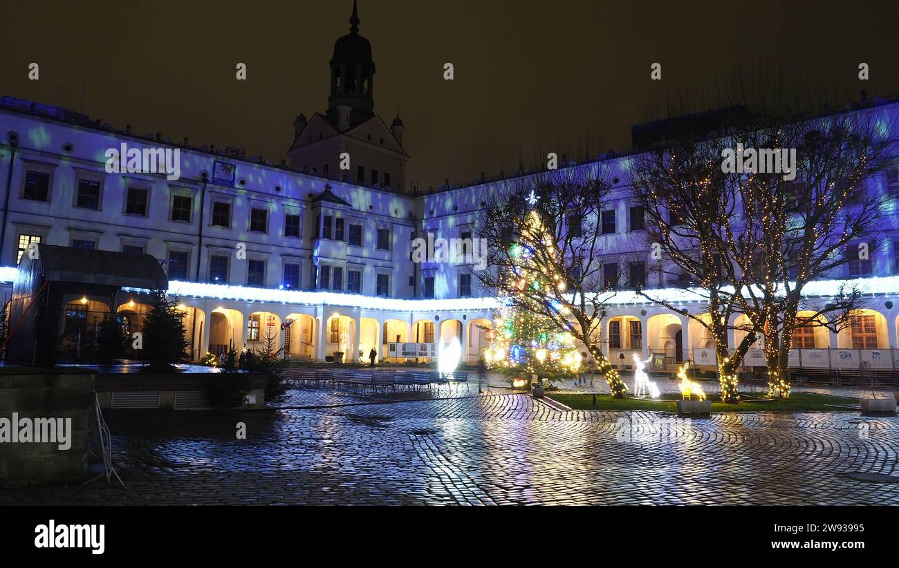 Castello Ducale di Szczecin (Castello dei Duchi Pomerani) illuminato per Natale e festività - Pomerania Occidentale , Stettino Polonia Foto Stock