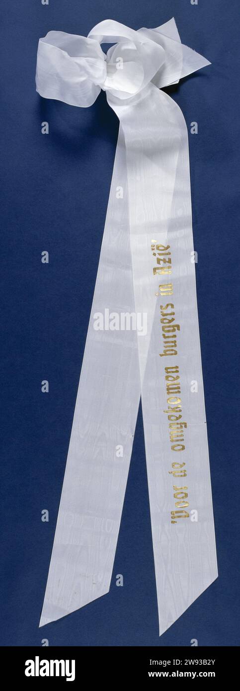Nastro "per i civili uccisi in Asia", Anonymous, 2000 nastro (materiale) due nastri bianchi legati insieme, posati il 4 maggio 2000 al Monumento Nazionale in Piazza Dam. Il nastro superiore è v.z.v. Una stampa dorata. Il nastro inferiore è vuoto. I nastri sono tagliati diagonalmente alle estremità. Su un lato, la striscia è legata insieme con un filo di ferro. Filo di ferro piegato per la conferma dell'avvolgimento. materiali tessili. Lettere: Stampa di foglie d'oro Amsterdam Foto Stock