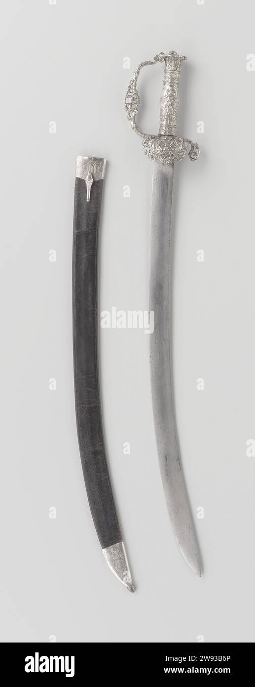 Sabel con guaina, forse di Maarten Harpertszn. Tromp, Anonimo, 1650 - 1700 Sabel con fodero, forse da Maarten Harpertszn. Tromp. Sabel con un'ilt d'argento, su cui una donna giocava due volte nell'agrumi. Un cacciatore che riposa sul colpo. Inoltre, attributi per la caccia. Kling piatto e storto. Nessun marchio o iscrizione. Fodero in pelle con montatura in argento inciso. (Non nella configurazione) Hilt, telaio: Argento (metallo). Schede: Ornamenti per incisioni in pelle  arte Foto Stock