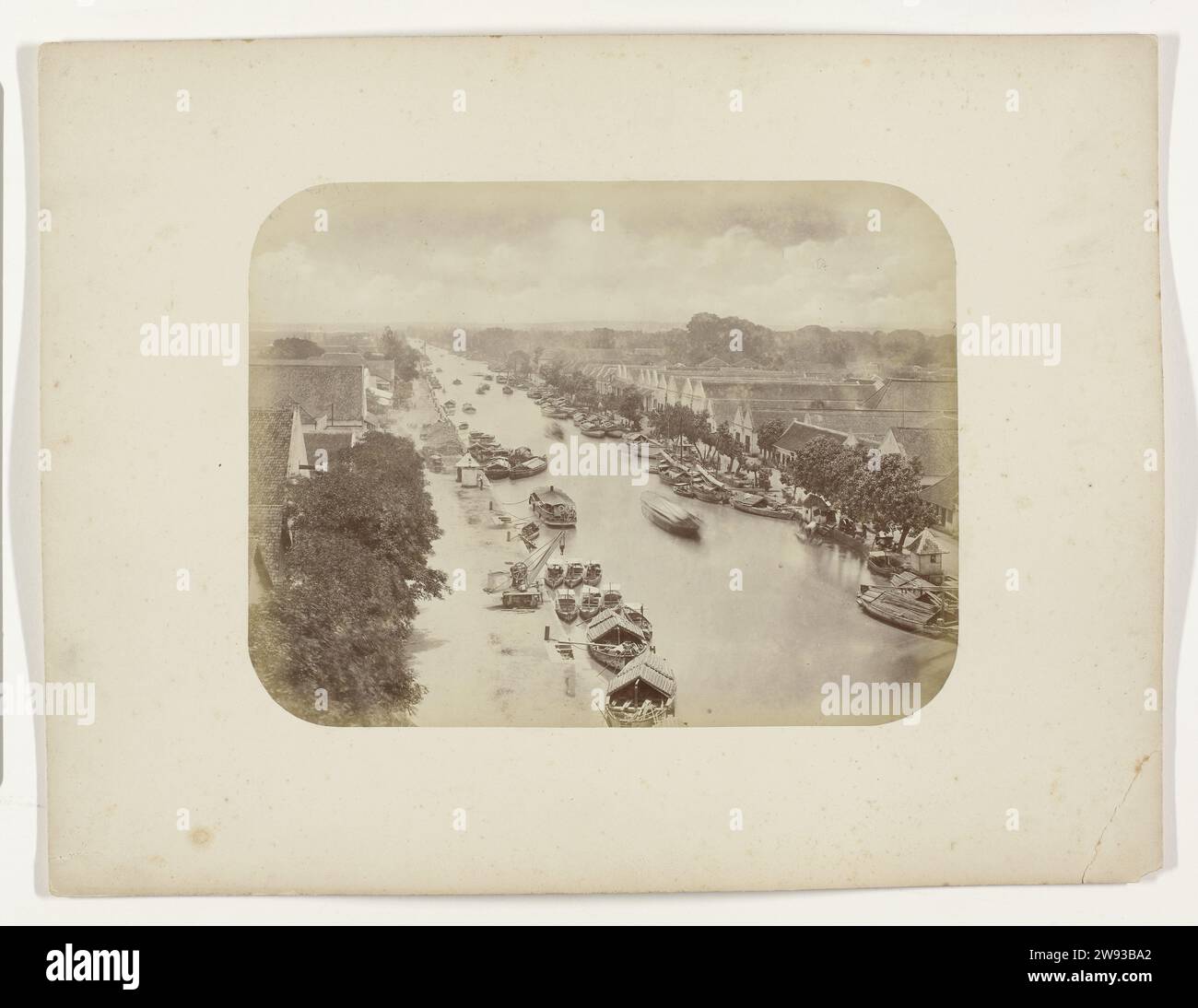 Willemskade e Kampong Baroe Adays Kali Mas te Soerabaia, Herman Salzwedel, 1876 - 1884 Fotografia Willemskade e Kampong Baroe lungo il Kali Mas a Surabaya, vista al mare. Sinistra in primo piano un tocco sulla banchina. Molte navi sono ormeggiate e un certo numero di naviganti verso il mare, che si può vedere in lontananza. Parte dell'album fotografico dei Surabayasche Vereeniging dei produttori di zucchero offerto a Frederik Beyerinck, residente di Surabaya. Surabaya Photographic Support albumen stampa strade pubbliche. quay Java. Surabaya Foto Stock