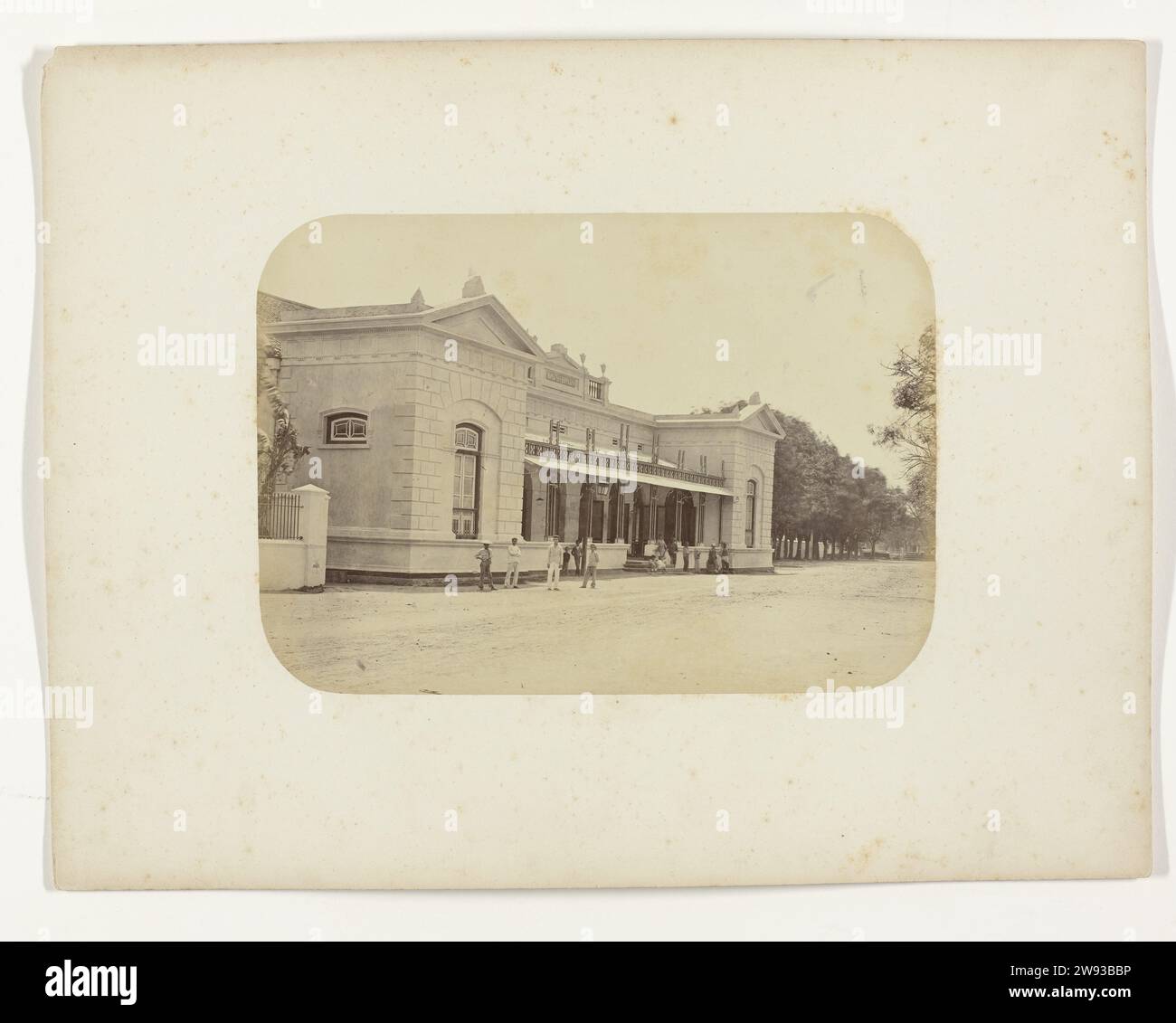 The Society of Surabaya, Herman Salzwedel, 1876 - 1884 fotografare la società di Surabaya con l'iscrizione Military Canteen sulla casa. Di fronte all'edificio ci sono alcuni giavanesi. Parte dell'album fotografico dei Surabayasche Vereeniging dei produttori di zucchero offerto a Frederik Beyerinck, residente di Surabaya. Surabaya Photographic Support albumen stampa Surabaya Foto Stock