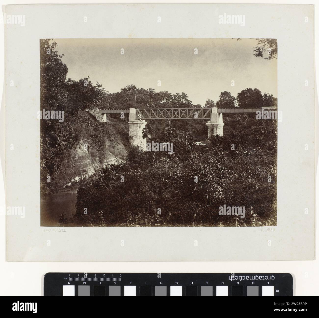 Ponte ferroviario su Giava, Herman Salzwedel, 1880 - 1888 Fotografia Ponte ferroviario su un fiume su Giava. Parte di un gruppo di 62 foto in una scatola con l'iscrizione "Staatsspoorwegen on Java" del 1888. Surabaya Photographic Support albumen print Java Foto Stock