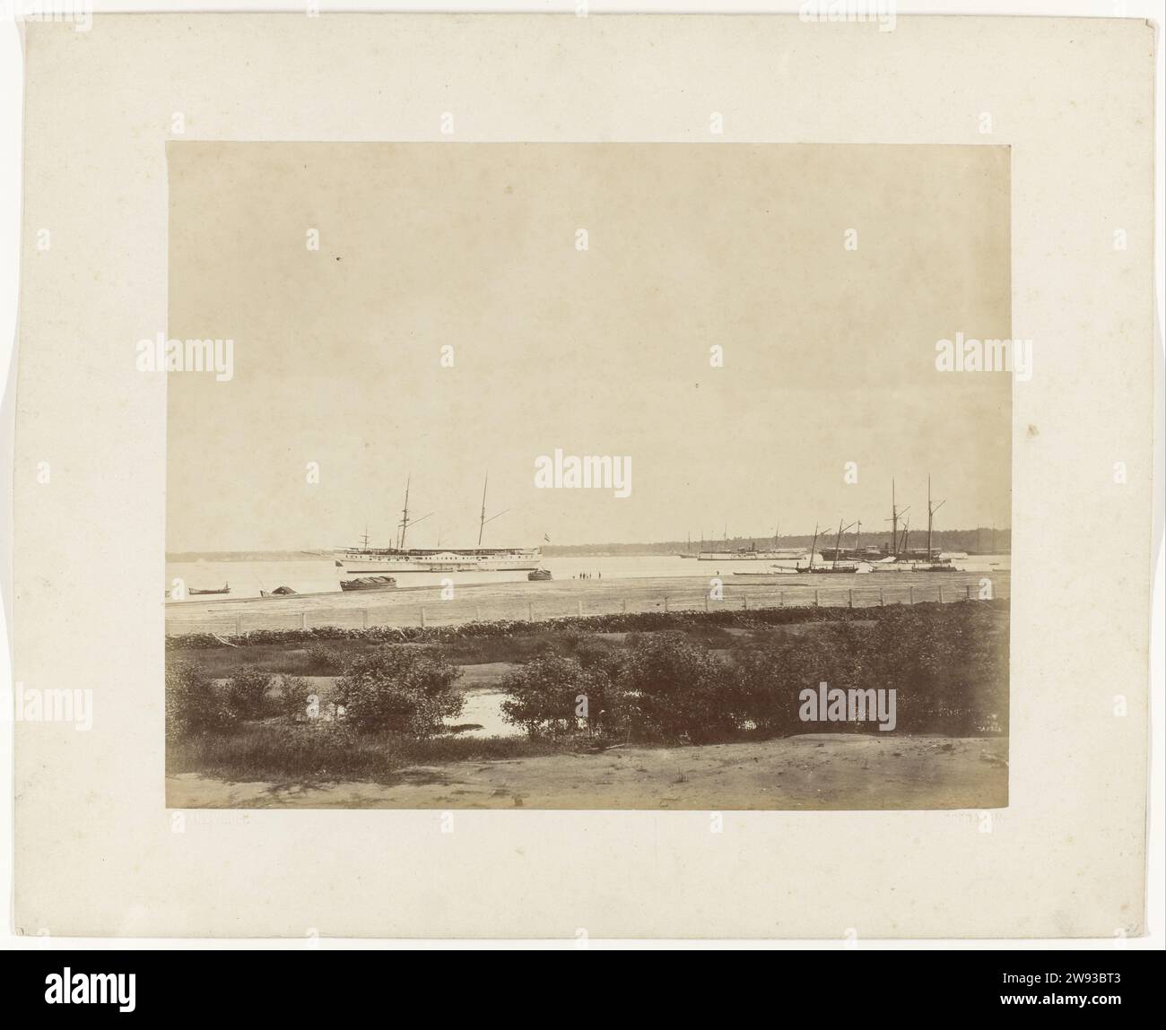 Ships in a Haven, Herman Salzwedel, 1880 - 1888 fotografa le navi in un porto e sulla banchina, probabilmente Tandjong Perak, il porto di Surabaya. Parte di un gruppo di 62 foto in una scatola con l'iscrizione "Staatsspoorwegen on Java" del 1888. Surabaya Photographic Support albumen print Java. Surabaya Foto Stock