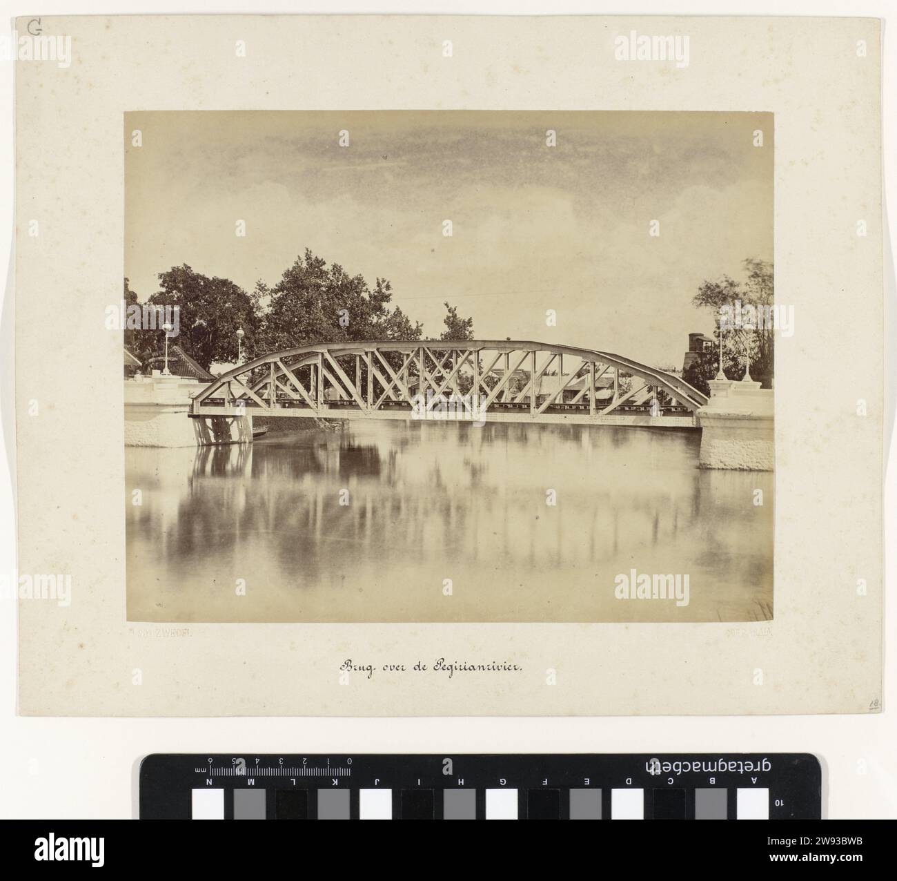 Utilizza PegirianRivier, Herman Salzwedel, 1880 - 1888 fotografa il ponte ferroviario sul Pegirian a Soerebaja. Parte di un gruppo di 62 foto in una scatola con l'iscrizione "Staatsspoorwegen on Java" del 1888. Surabaya Photographic Support albumen print Java Foto Stock