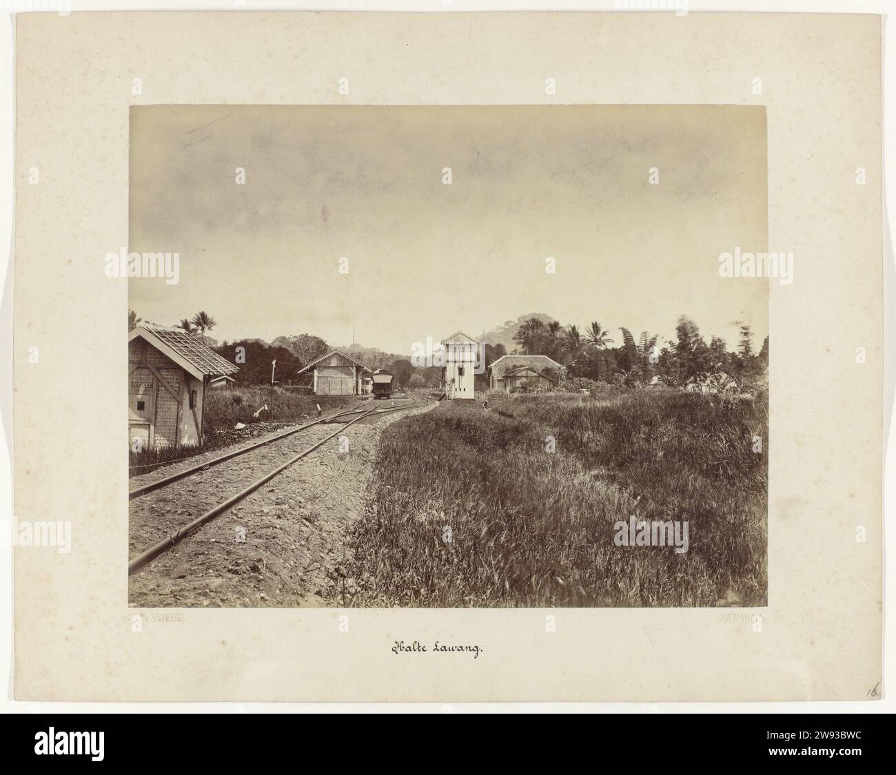 Tieni Lawang, Herman Salzwedel, 1880 - 1888 fotografa il Lawang sulla linea Banjil-Malang. Alla stazione c'è un treno. Parte di un gruppo di 62 foto in una scatola con l'iscrizione "Staatsspoorwegen on Java" del 1888. Sportello di stampa albume di supporto fotografico Surabaya Foto Stock