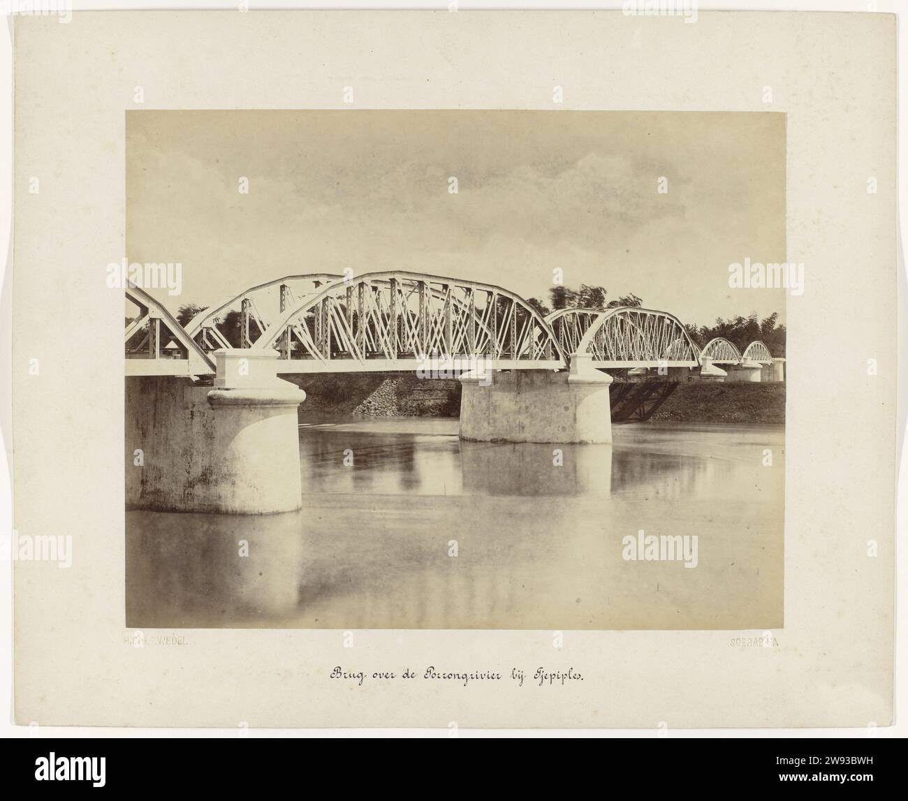 Ponte sul fiume Porrong a Tjepiples, Herman Salzwedel, 1880 - 1888 Fotografia ponte ferroviario sul fiume Porrong vicino a Tjepiples. Parte di un gruppo di 62 foto in una scatola con l'iscrizione "Staatsspoorwegen on Java" del 1888. Surabaya Photographic Support albumen print Porong Foto Stock