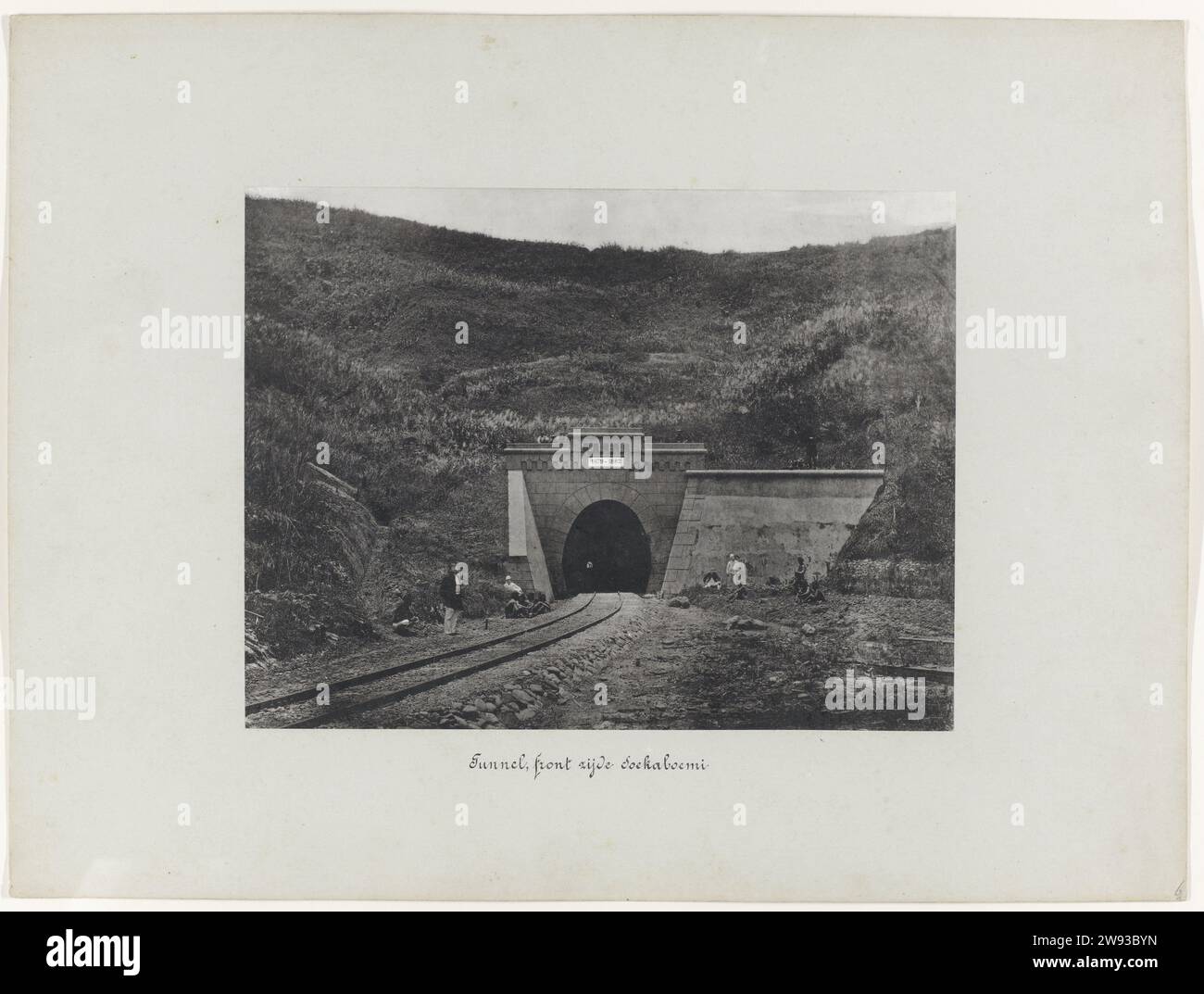 Tunnel, frontzijde Soekaboemi, anonimo, 1880 - 1888 fotografa l'ingresso del tunnel ferroviario a Soekaboemi. Parte di un gruppo di 62 foto in una scatola con l'iscrizione "Staatsspoorwegen on Java" del 1888. Supporto fotografico Java Sukabumi Foto Stock