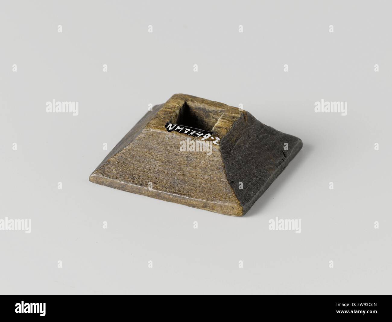 Scivolo in legno, di forma quadrata con foro quadrato appartenente ad un bastone Jacobs o Graadstok, Anonimo, c. 1590 - c. 1596 Stivatore quadrato o croce in legno con foro quadrato al centro e pareti inclinate. Parte di uno staff Jacobs o Graadstok, ma non appartenente a NG-NM-7749-1. Legno di Amsterdam (materiale vegetale). Taglio ebano (legno) Nova Zembla. Salvare Huys Foto Stock