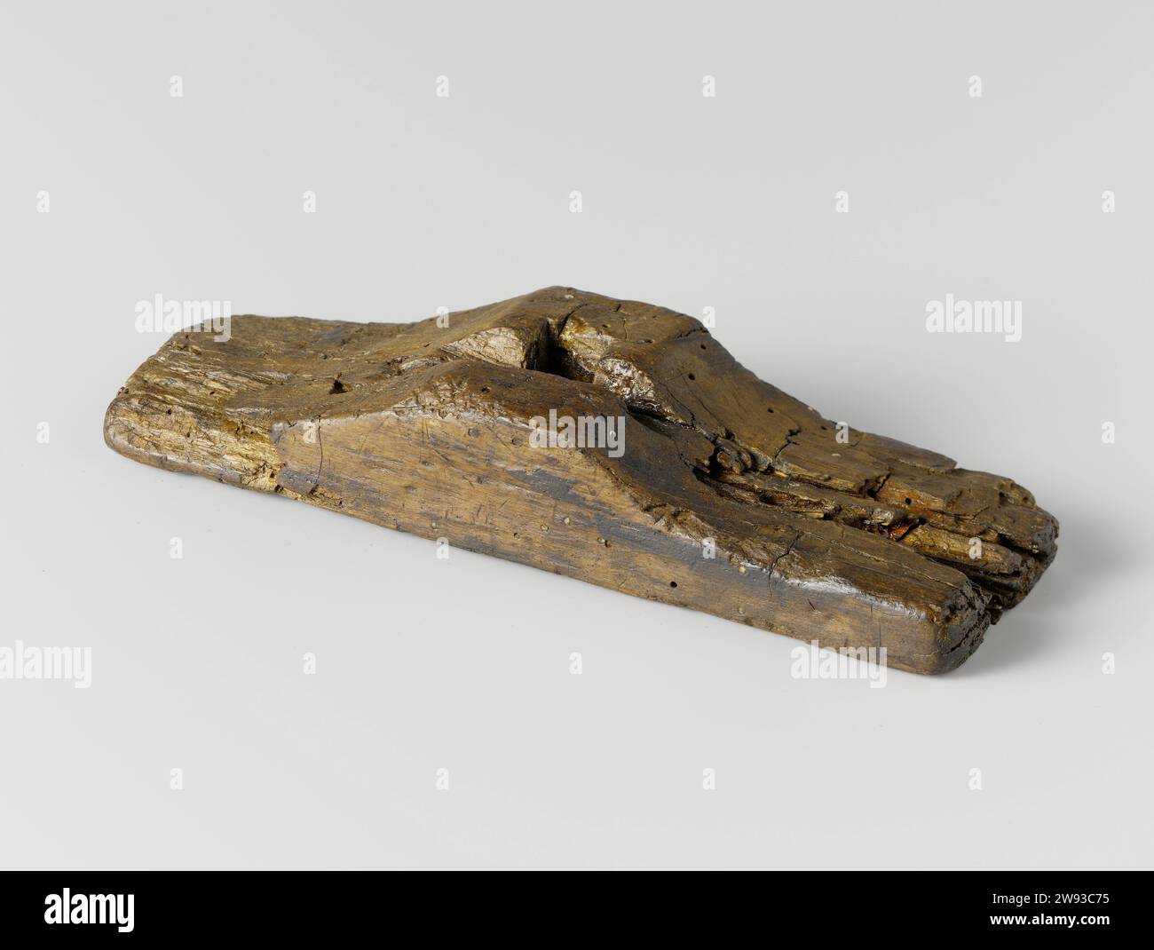 Vertebra, anonima, c. 1590 - c. 1596 Wervel sotto forma di una bobina di legno allungata rotante con un foro quadrato al centro che serve a fissare una porta o un portello. Taglio ebano (legno) Nova Zembla. Salvare Huys Foto Stock