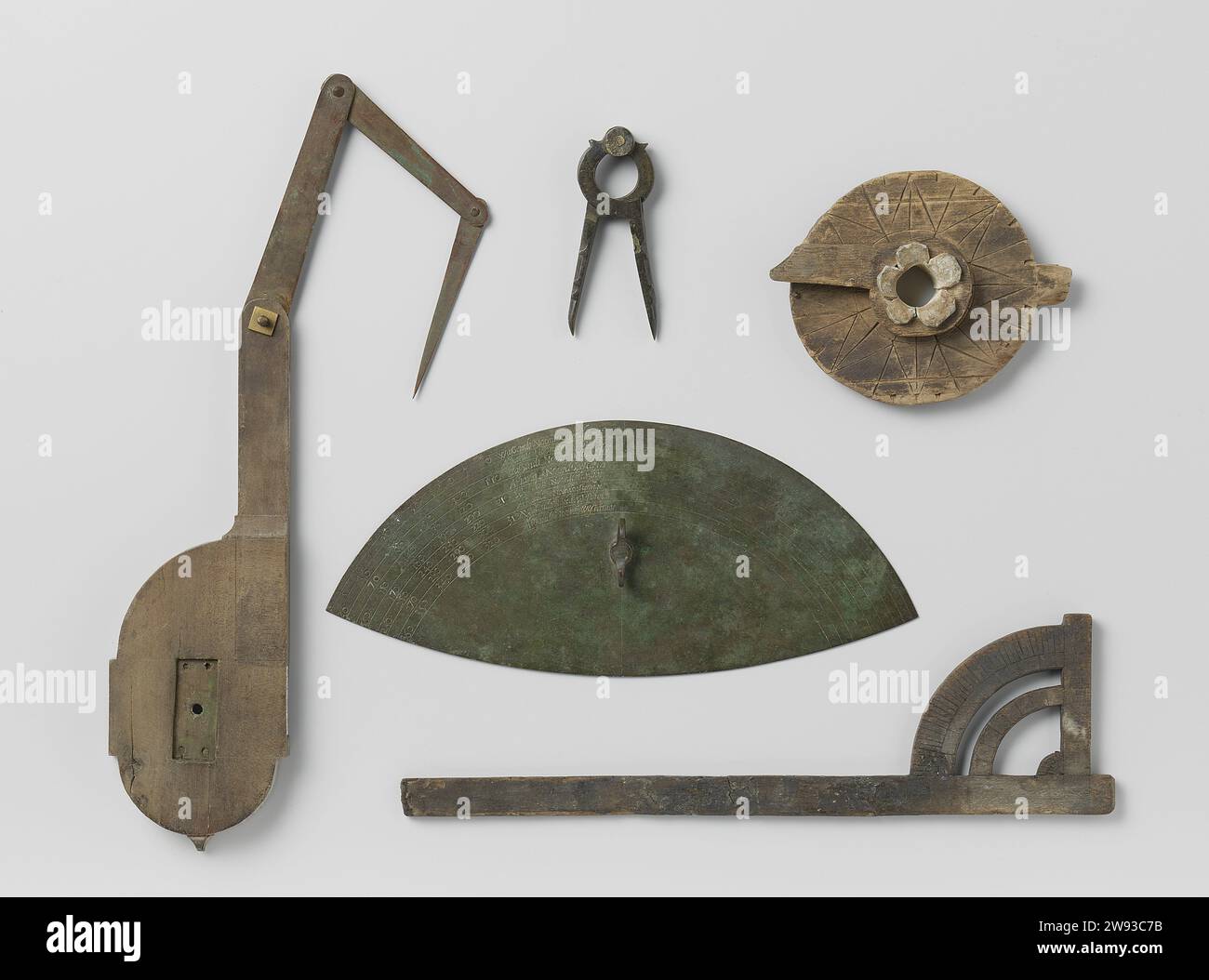 Navigazione, anonima, c. 1590 - c. 1596 piastra di rame su cui sono incisi otto cerchi concentrici (lungo il bordo), oltre a cinque linee curve (meridiani) che si uniscono in un punto. La distribuzione dei gradi lungo il bordo, con numeri e testo tra i cerchi, sono istruzioni sulla variazione magnetica. Un'ala è fissata allo strumento al centro della piastra. La parte inferiore della guida della lunghezza si adatta esattamente alla circonferenza della rete della scheda corrispondente, anch'essa recuperata (NG-NM-7744). Fusione/incisione in ottone (lega) Nova Zembla. Salvare Huys Foto Stock