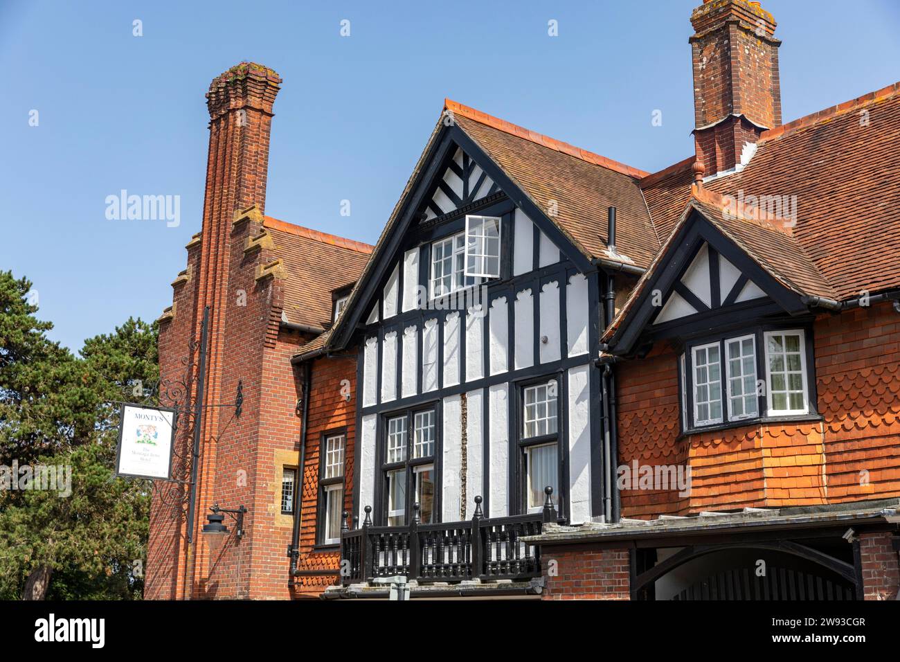 Beaulieu Village in the New Forest e Montagu Arms Hotel and Montys Restaurant,Hampshire,Inghilterra,Regno Unito,2023 Foto Stock