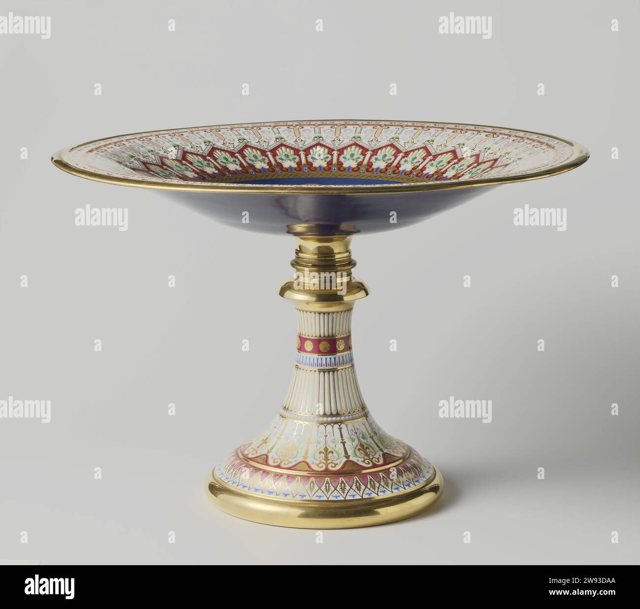 Tazza, manifattura di porcellana reale, c. 1836 - c. 1837 piatto tazza (scala a piedi) in porcellana, con struttura in rame con spillo di ferro da posizionare nel piede alto. Dipinto con colori e-mail e oro. Sulla Plat la personificazione della notte, una donna alata con due bambini dormienti sul braccio accompagnata da un gufo. Il bordo interno con pneumatici decorativi con terra (a foglia) e forme geometriche. L'esterno del piatto è blu. Sul piede una decorazione simile a quella della parete interna del recipiente: Pneumatici diversi con punte, ricci e forme geometriche. Contrassegnato con lo scettro [?]. Berlin po Foto Stock