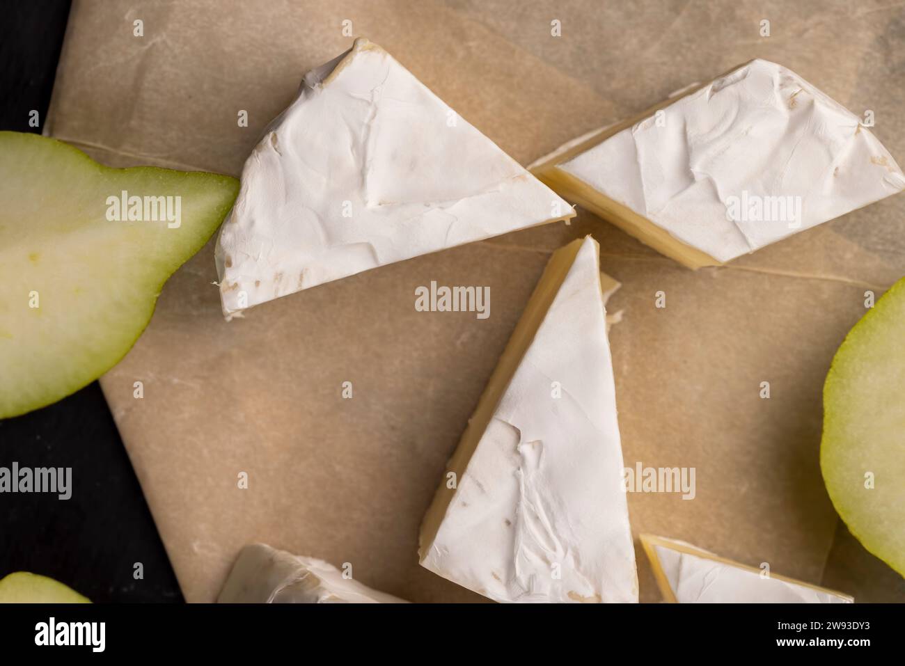 formaggio rotondo bianco con muffa sul tavolo, formaggio fresco morbido con muffa bianca nobile che si può mangiare Foto Stock