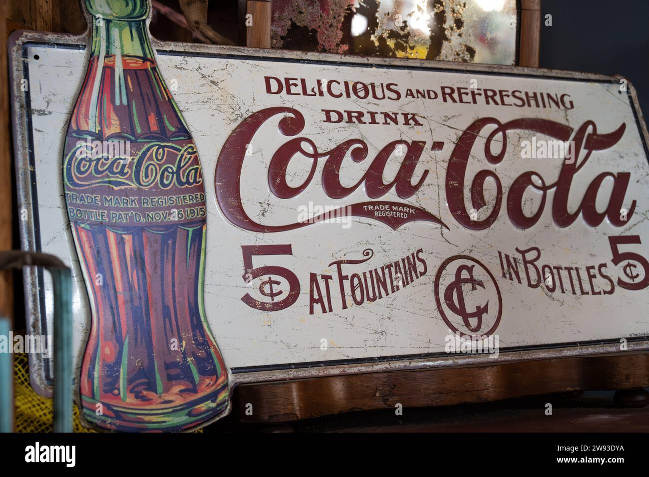 Drink d'epoca con insegna Coca-Cola Tin presso l'Old Sautee Store and Market di Sautee Nacoochee, vicino a Helen, Georgia. (USA) Foto Stock