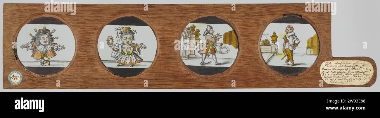 Due piccole persone danzanti (caricature) e due uomini in paesaggio, anonimi, c. 1700 - c. 1790 Impero di legno con quattro bicchieri rotondi e maniglia. All'estrema sinistra: Piccolino danzante con un cappello con piume. A destra di questo: Una bambina ballerina gioca a tamburello. A destra: Uomo con cappello in giardino, alla sua sinistra una fontana, sullo sfondo uno stagno. All'estrema destra: Uomo con sciabola in giardino, alla sua sinistra un muro con ornamento. Vetro olandese. legno (materiale vegetale). quercia (legno). vernice a olio (vernice) Foto Stock