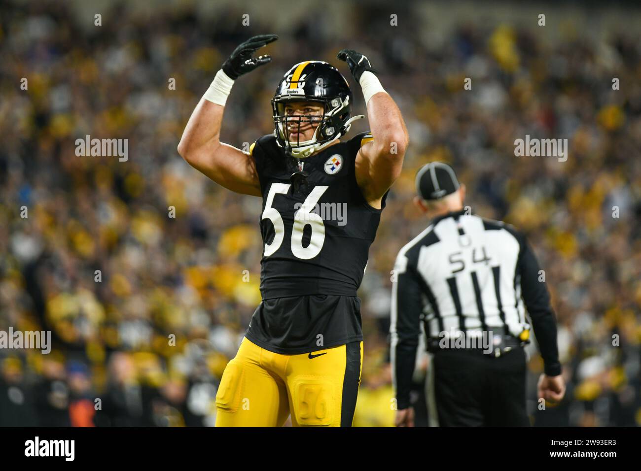 Pittsburgh, Pennsylvania, USA. 23 dicembre 2023. 23 dicembre 2023 il linebacker dei Pittsburgh Steelers Alex Highsmith (56) scalda la folla durante Pittsburgh Steelers vs. Cincinnati Bengals a Pittsburgh, Pennsylvania. Jake Mysliwczyk/AMG Media (immagine di credito: © Jake Mysliwczyk/BMR via ZUMA Press Wire) SOLO USO EDITORIALE! Non per USO commerciale! Crediti: ZUMA Press, Inc./Alamy Live News Foto Stock