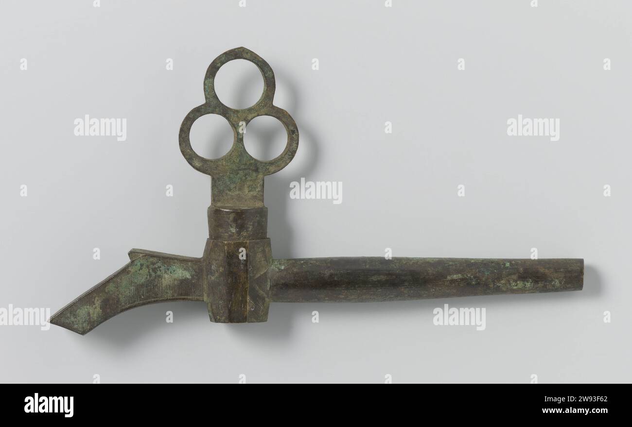 Gru in rame il cui manico è composto da tre "anelli", anonimi, c. 1590 - c. 1596 Kraan di rame il cui manico è composto da tre "anelli". Completamente. Pezzo fuso in rame (metallo) Nova Zembla. Salvare Huys Foto Stock