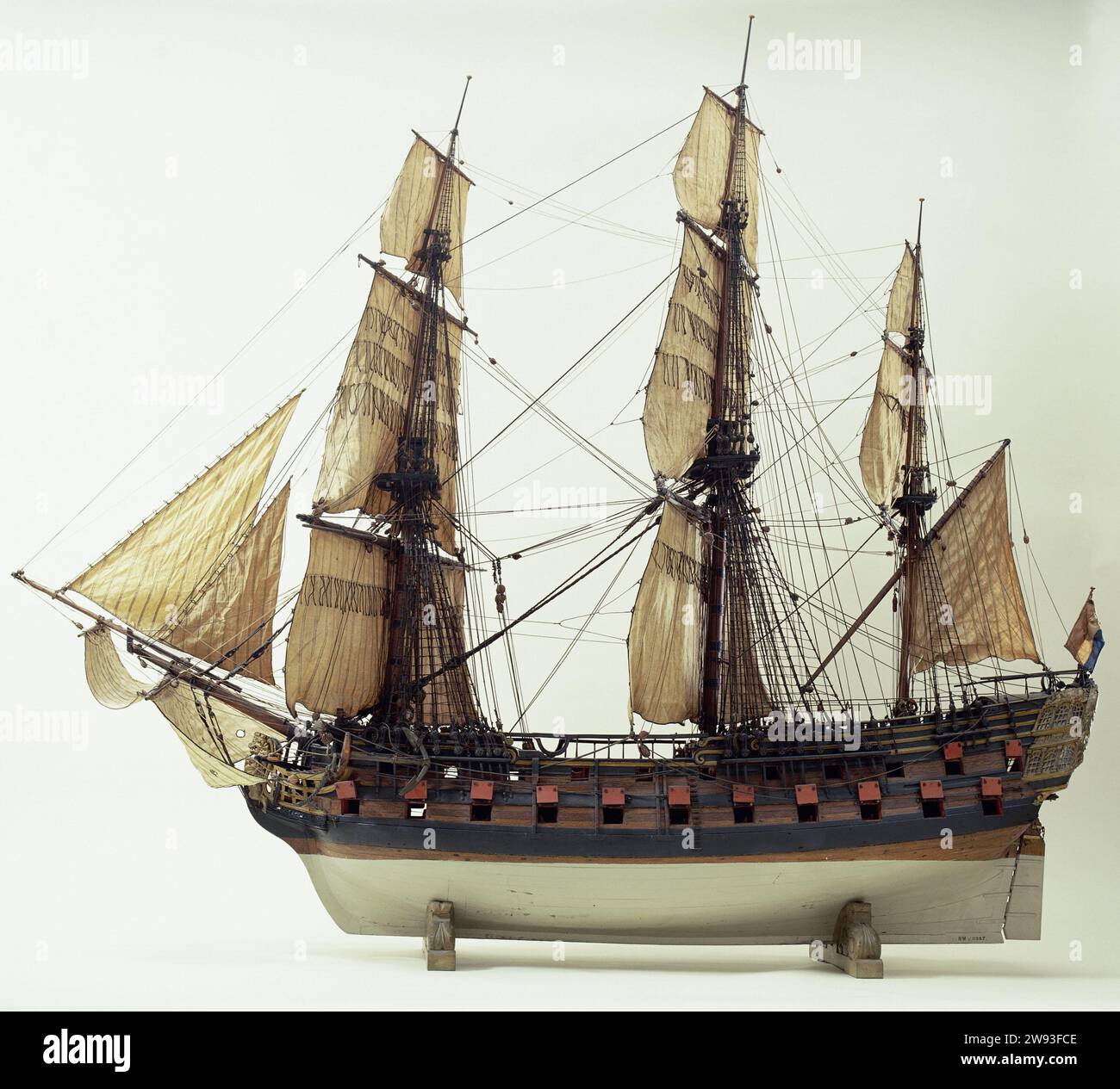 Modello di un Frigate da 46 cannoni, anonimo, modello di nave 1775 - 1800. modello completamente equipaggiato. Mostra il modello Polychromed e il modello testimone della nave da guerra Theresia Maria. Tronco completo con due ponti, un ampio legno di montagna al ponte inferiore delle pistole, due legno di montagna al ponte superiore con cannoni. Specchio riccamente decorato. Pino olandese (legno). legno (materiale vegetale). ferro (metallo). ottone (lega). materiali tessili. corda. vetro. vernice (rivestimento) modello di nave (+ propulsione di veicoli, navi, ecc. per vento) Foto Stock Modello di un Frigate da 46 cannoni, anonimo, modello di nave 1775 - 1800. modello completamente equipaggiato. Mostra il modello Polychromed e il modello testimone della nave da guerra Theresia Maria. Tronco completo con due ponti, un ampio legno di montagna al ponte inferiore delle pistole, due legno di montagna al ponte superiore con cannoni. Specchio riccamente decorato. Pino olandese (legno). legno (materiale vegetale). ferro (metallo). ottone (lega). materiali tessili. corda. vetro. vernice (rivestimento) modello di nave (+ propulsione di veicoli, navi, ecc. per vento) Foto Stock