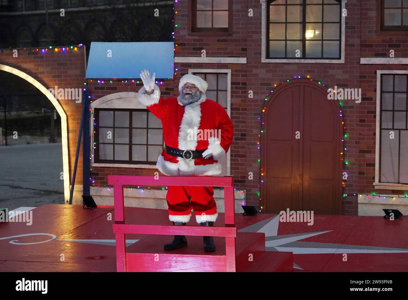 St Louis, Stati Uniti. 23 dicembre 2023. Babbo Natale salpa ai bambini a bordo del treno Polar Express a St. Louis sabato 23 dicembre 2023. Il viaggio di 1 ora parte da St Louis Union Station e viaggia per vedere Babbo Natale al Polo Nord. Foto di Bill Greenblatt/UPI credito: UPI/Alamy Live News Foto Stock