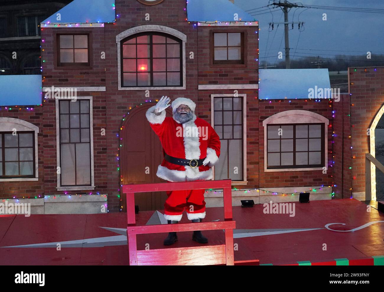 St Louis, Stati Uniti. 23 dicembre 2023. Babbo Natale salpa ai bambini a bordo del treno Polar Express a St. Louis sabato 23 dicembre 2023. Il viaggio di 1 ora parte da St Louis Union Station e viaggia per vedere Babbo Natale al Polo Nord. Foto di Bill Greenblatt/UPI credito: UPI/Alamy Live News Foto Stock