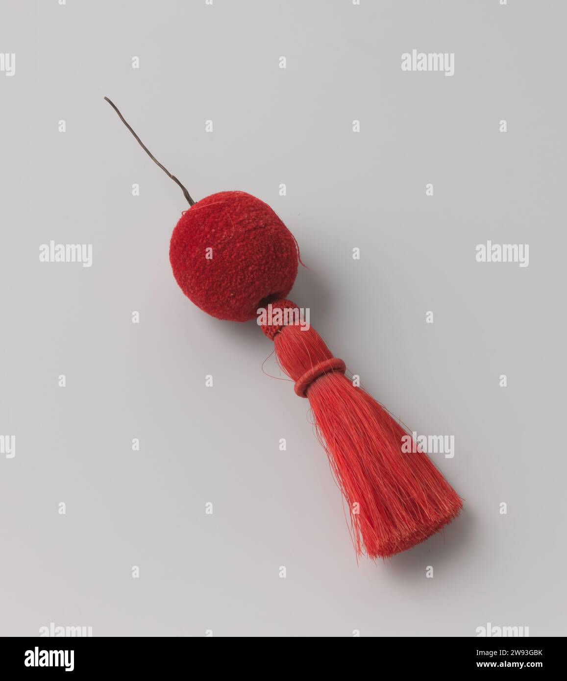 Palla con 'fiamma' (pennacchio) per Shako M. 1828, ufficiale dei Flangeurs della milizia mobile, Anonimo, c. 1828 palla in lana rossa con anima in legno, montata sul residuo di metallo giallo. La palla è stata pugnalata (residuo) di fusto metallico ditto, su cui è montato il pennacchio di crine rosse, posta in un supporto di lana rosso. Il pennacchio è tenuto insieme con un anello, probabilmente in metallo, ricoperto di rosso. Lana olandese. capelli di cavallo. legno (materiale vegetale). Metal Paesi Bassi Foto Stock