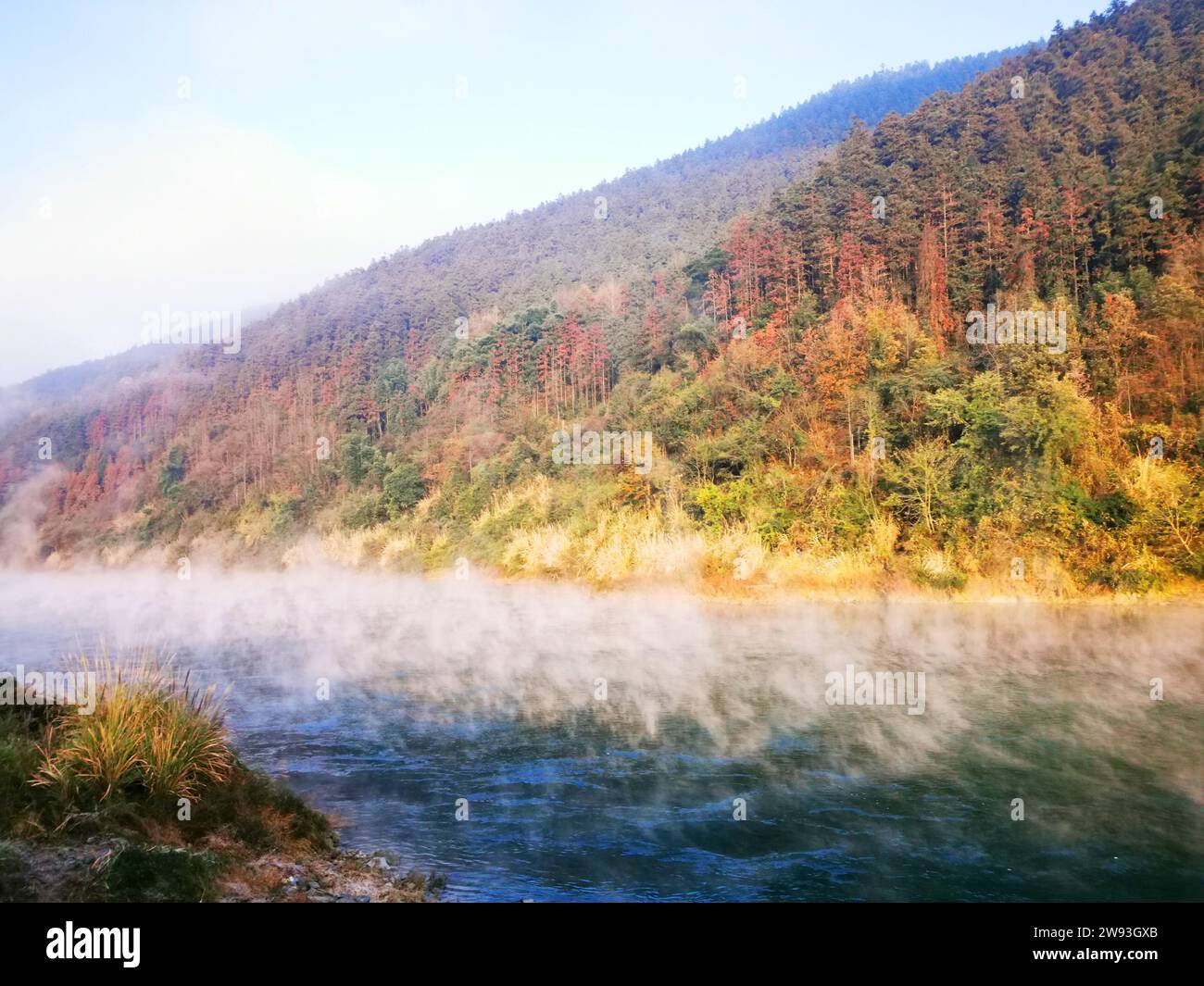 JINPING, CINA - 24 DICEMBRE 2023 - i turisti godono del nebbioso fiume Qingshui nella contea di Jinping, provincia di Guizhou, Cina il 24 dicembre 2023, Foto Stock