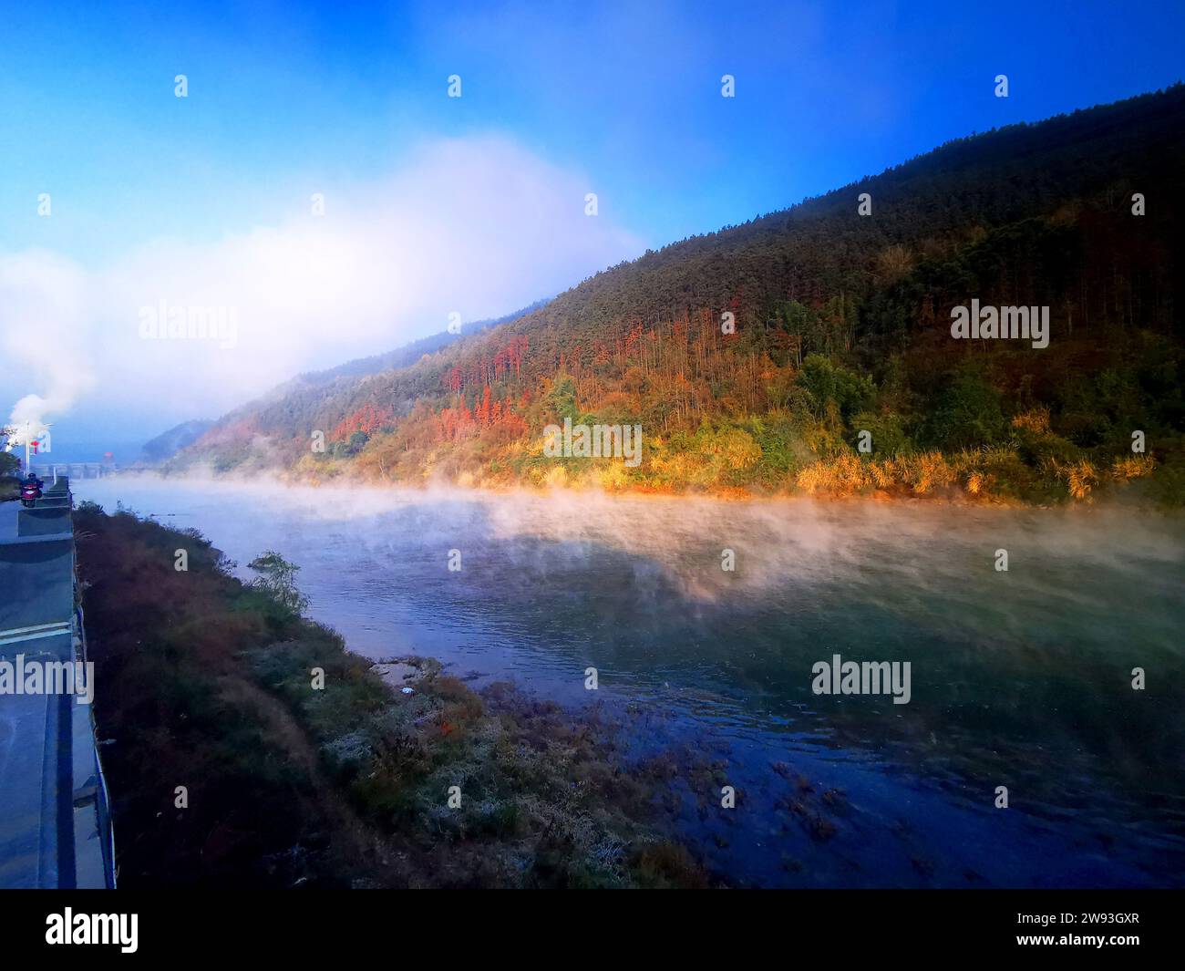 JINPING, CINA - 24 DICEMBRE 2023 - i turisti godono del nebbioso fiume Qingshui nella contea di Jinping, provincia di Guizhou, Cina il 24 dicembre 2023, Foto Stock