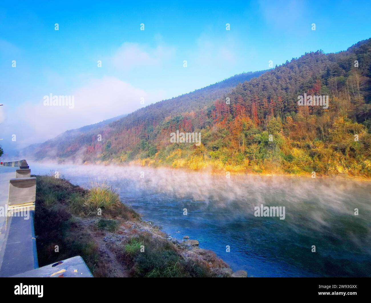 JINPING, CINA - 24 DICEMBRE 2023 - i turisti godono del nebbioso fiume Qingshui nella contea di Jinping, provincia di Guizhou, Cina il 24 dicembre 2023, Foto Stock