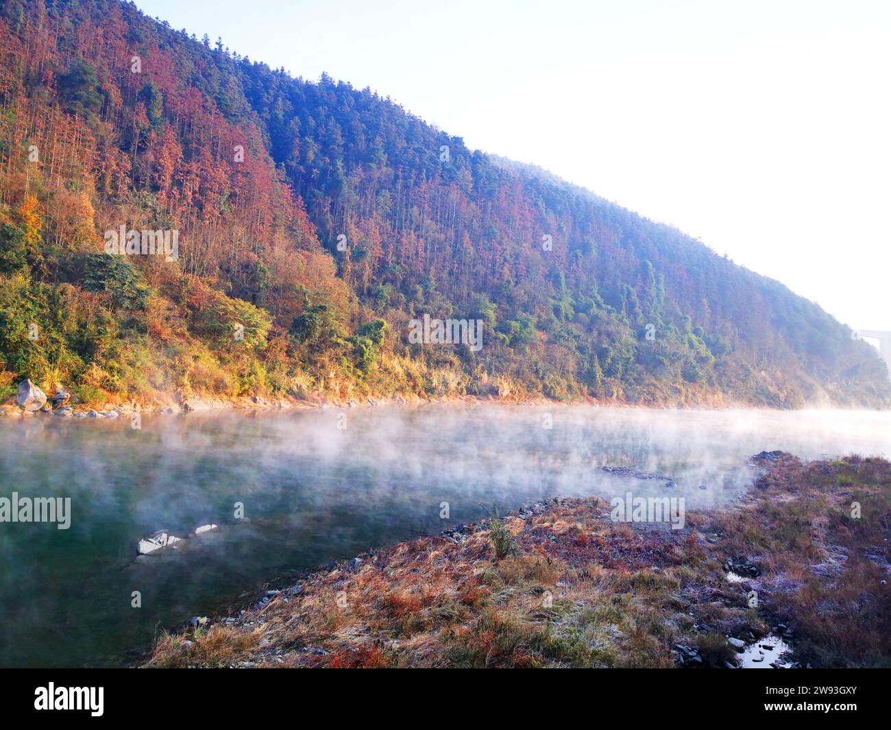 JINPING, CINA - 24 DICEMBRE 2023 - il nebbioso fiume Qingshui nella contea di Jinping, provincia di Guizhou, Cina il 24 dicembre 2023, Foto Stock